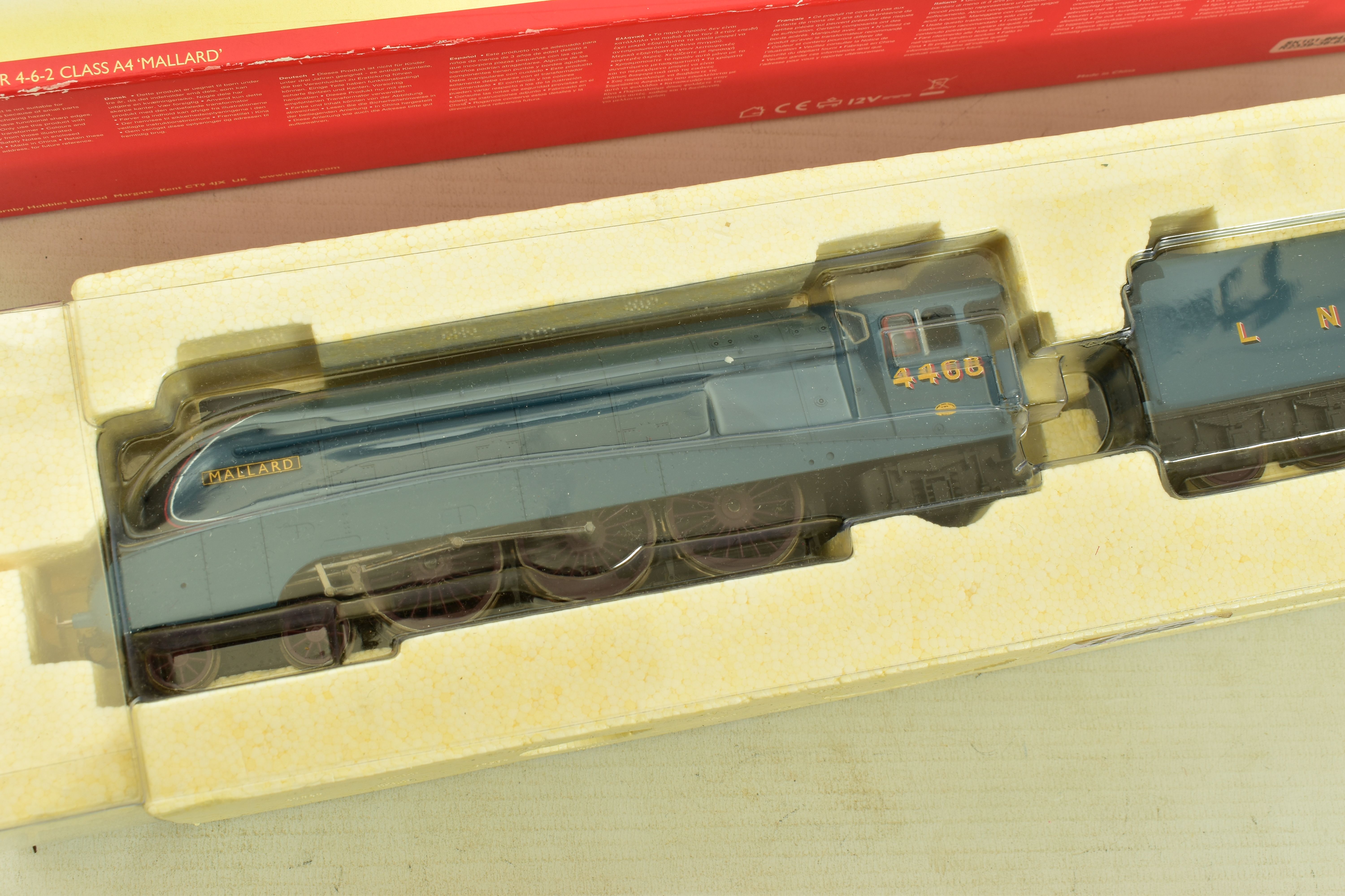 A BOXED HORNBY RAILWAYS OO GAUGE A4 CLASS LOCOMOTIVE AND TENDER, 'Mallard' No.4468, L.N.E.R. blue - Image 2 of 8
