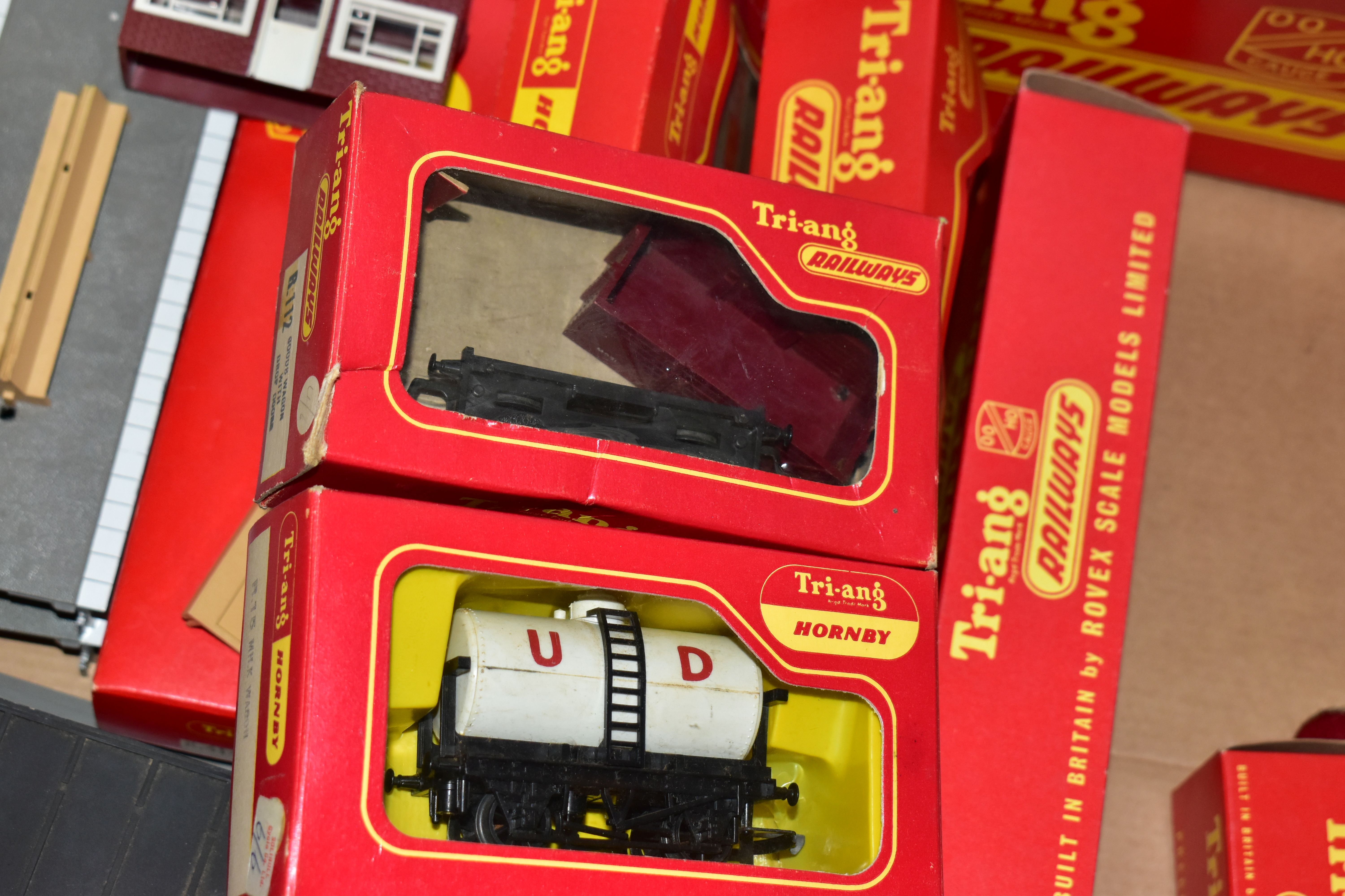 A QUANTITY OF BOXED AND UNBOXED TRI-ANG AND TRI-ANG HORNBY OO GAUGE MODEL RAILWAY ROLLING STOCK, - Image 6 of 18