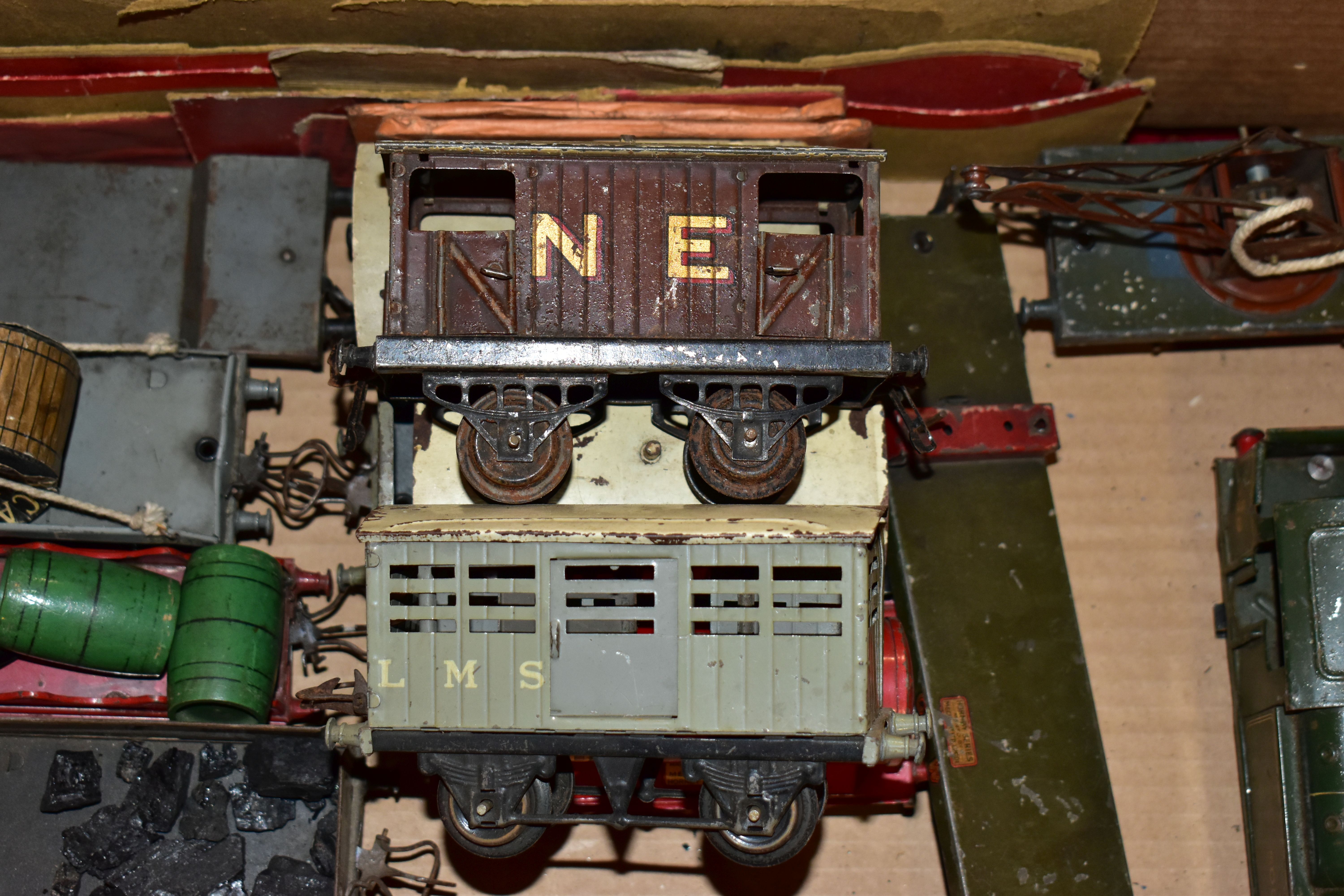 A QUANTITY OF UNBOXED AND ASSORTED O GAUGE MODEL RAILWAY ITEMS, to include damaged bodyshell only - Image 4 of 22