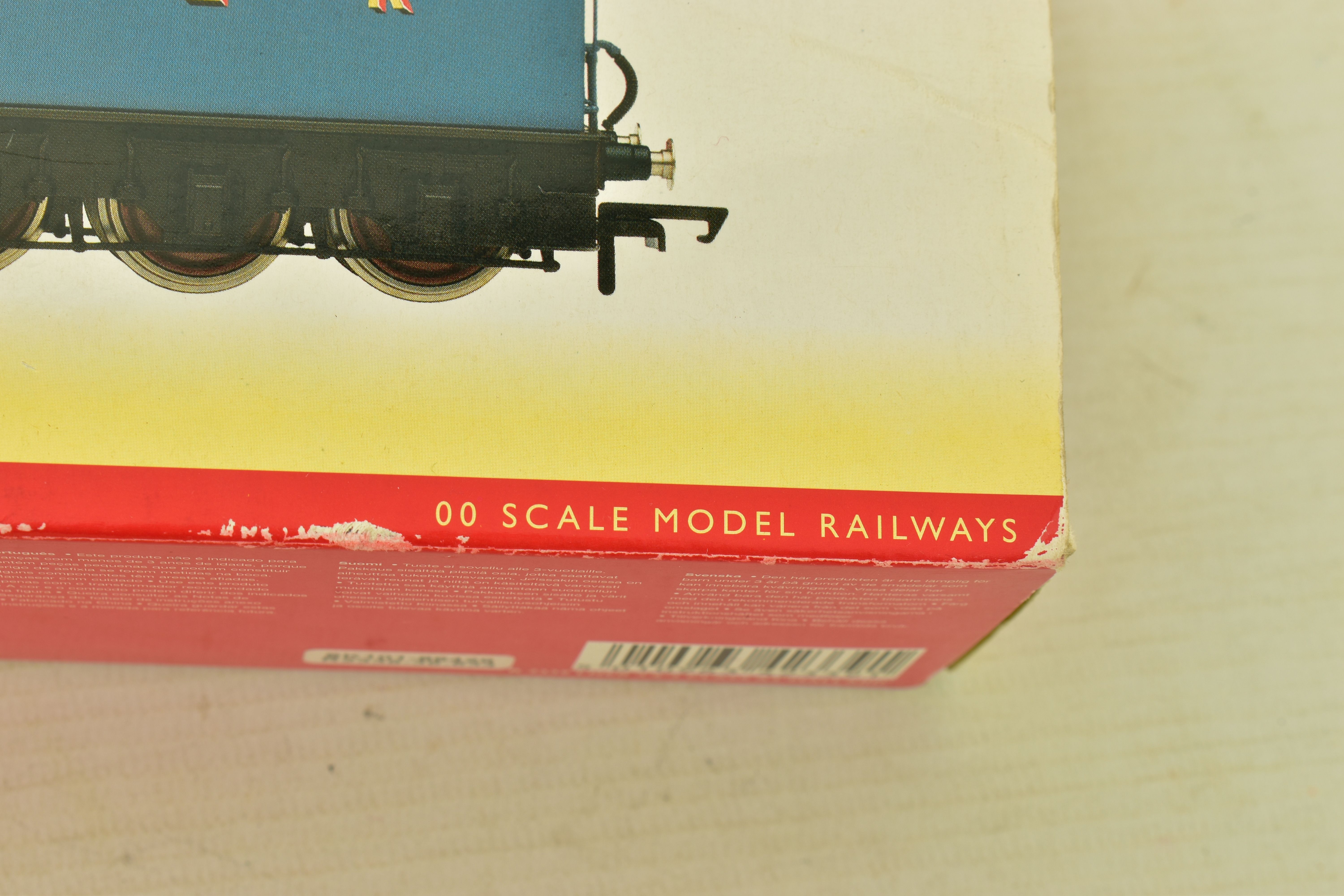 A BOXED HORNBY RAILWAYS OO GAUGE A4 CLASS LOCOMOTIVE AND TENDER, 'Mallard' No.4468, L.N.E.R. blue - Image 8 of 8