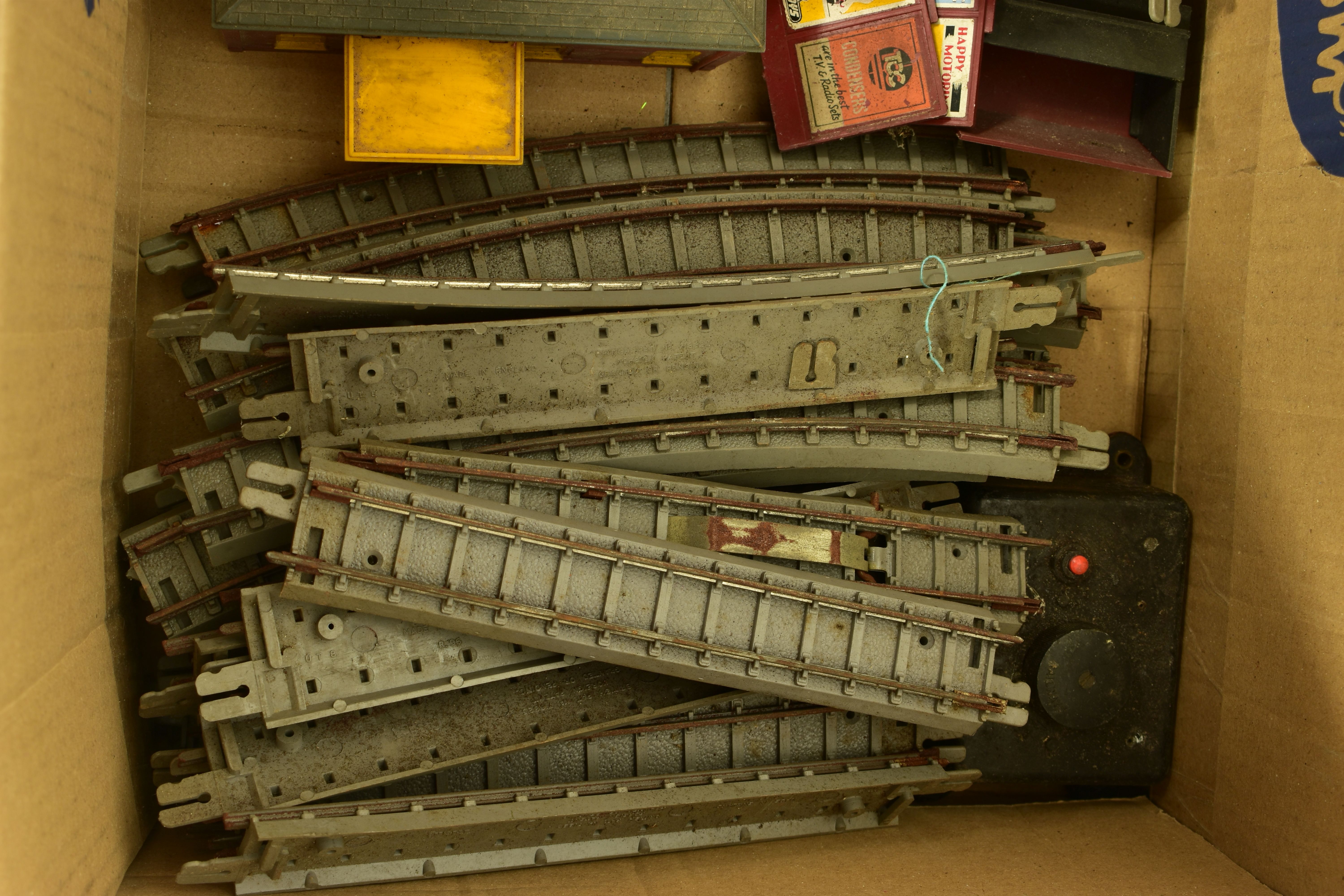 A QUANTITY OF UNBOXED AND ASSORTED MAINLY TRI-ANG OO GAUGE MODEL RAILWAY ITEMS, all in playworn - Image 7 of 12