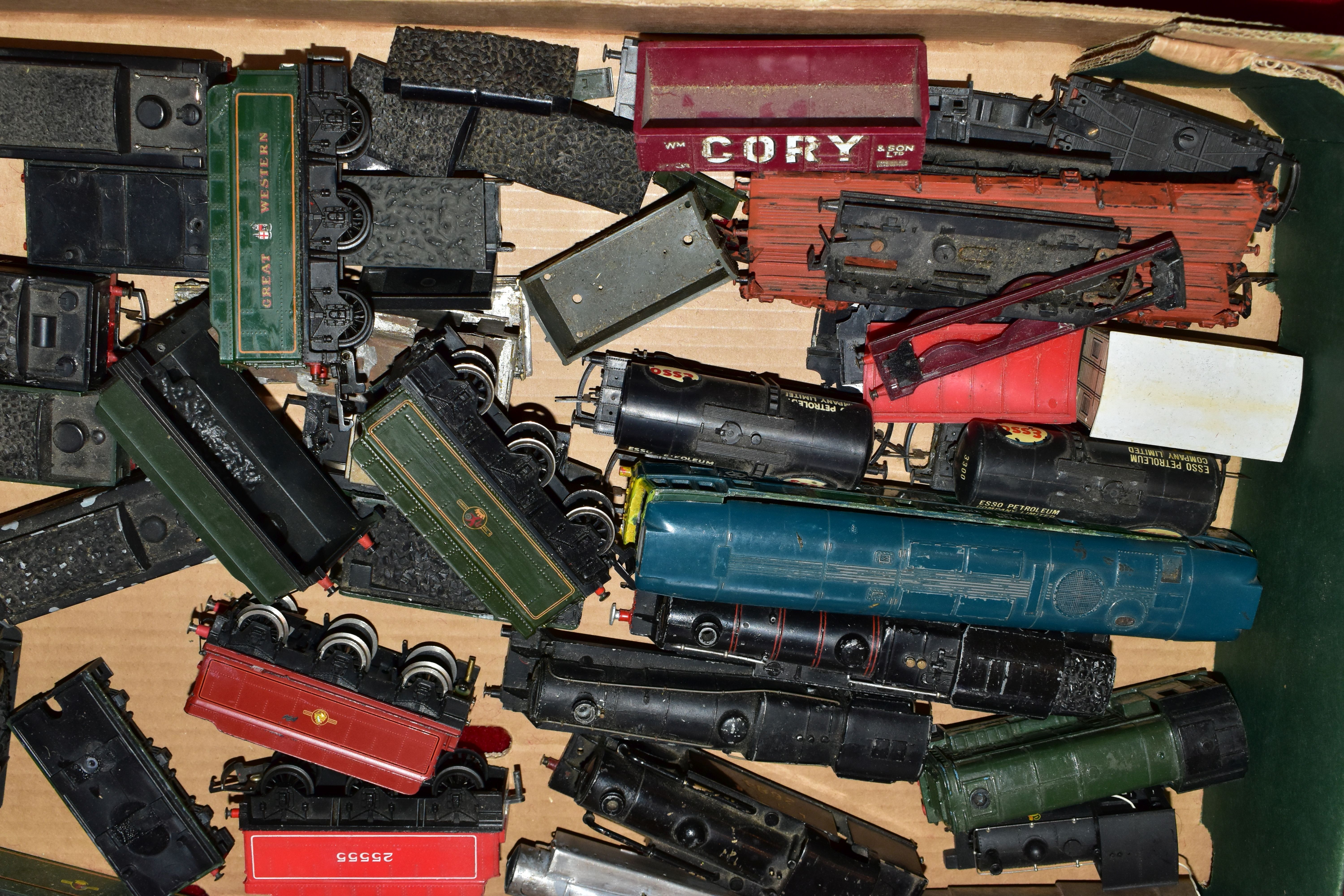 A OO GAUGE LOCOMOTIVE AND TENDER BODY SCRAP YARD, assorted bodyshells to include Hornby Dublo, Bec - Image 12 of 22