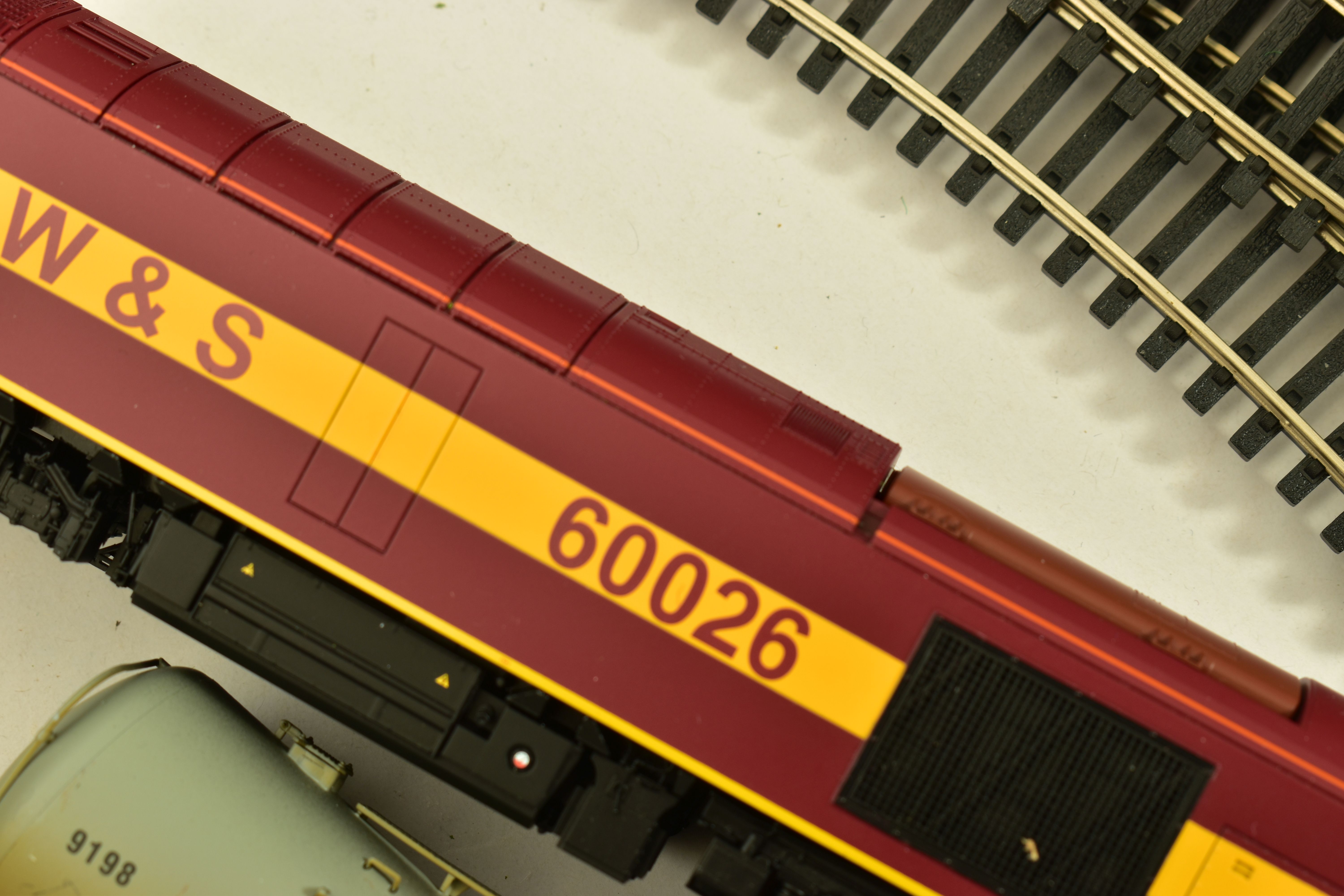 AN UNBOXED HORNBY OO GAUGE CLASS 60 LOCOMOTIVE, No.60 026, E.W.S. maroon livery (R2488), appears - Image 4 of 10