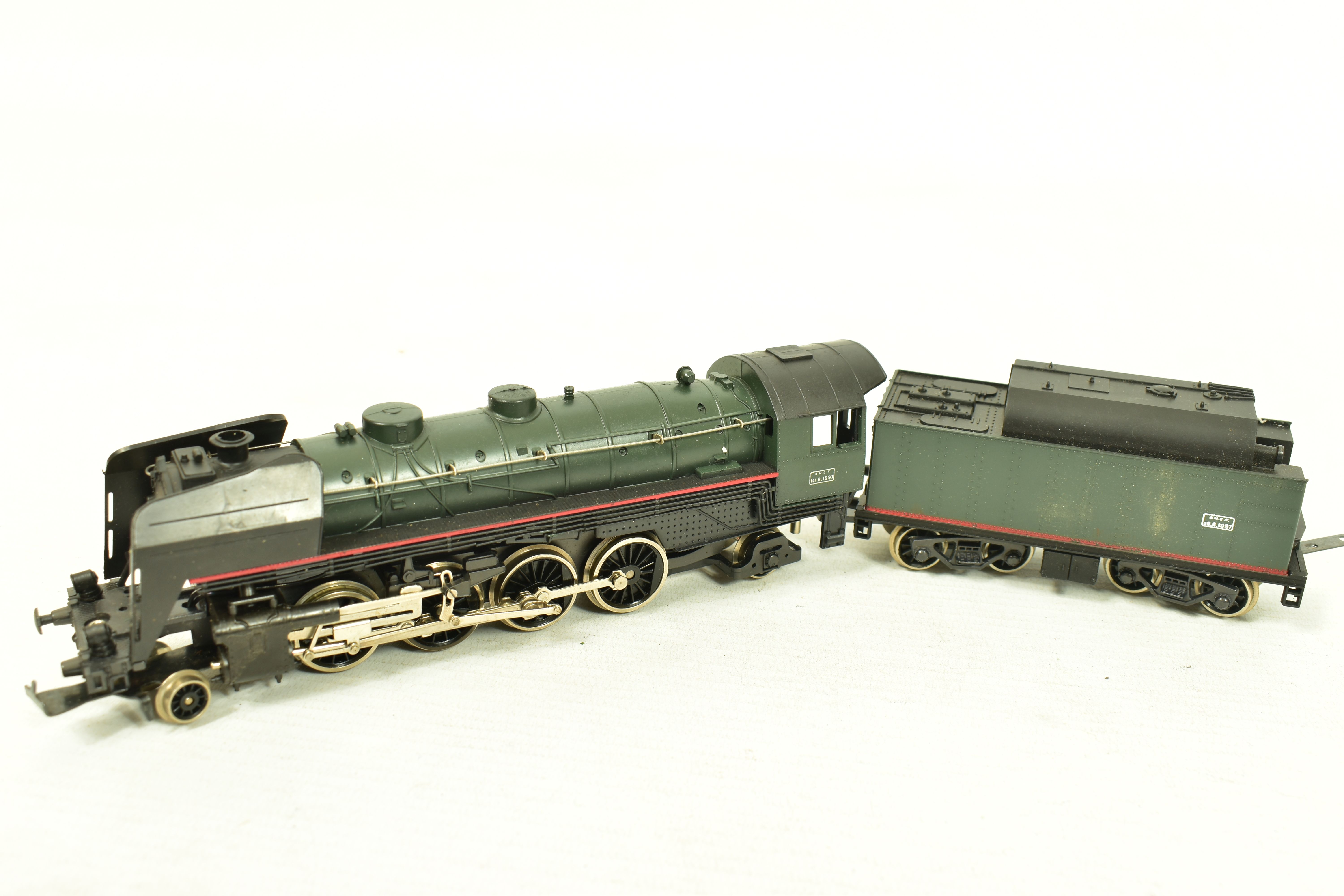 A BOXED LIMA HO GAUGE CLASS 141 LOCOMOTIVE AND TENDER, No.141 R 1097, S.N.C.F. green livery (3002L), - Image 4 of 8