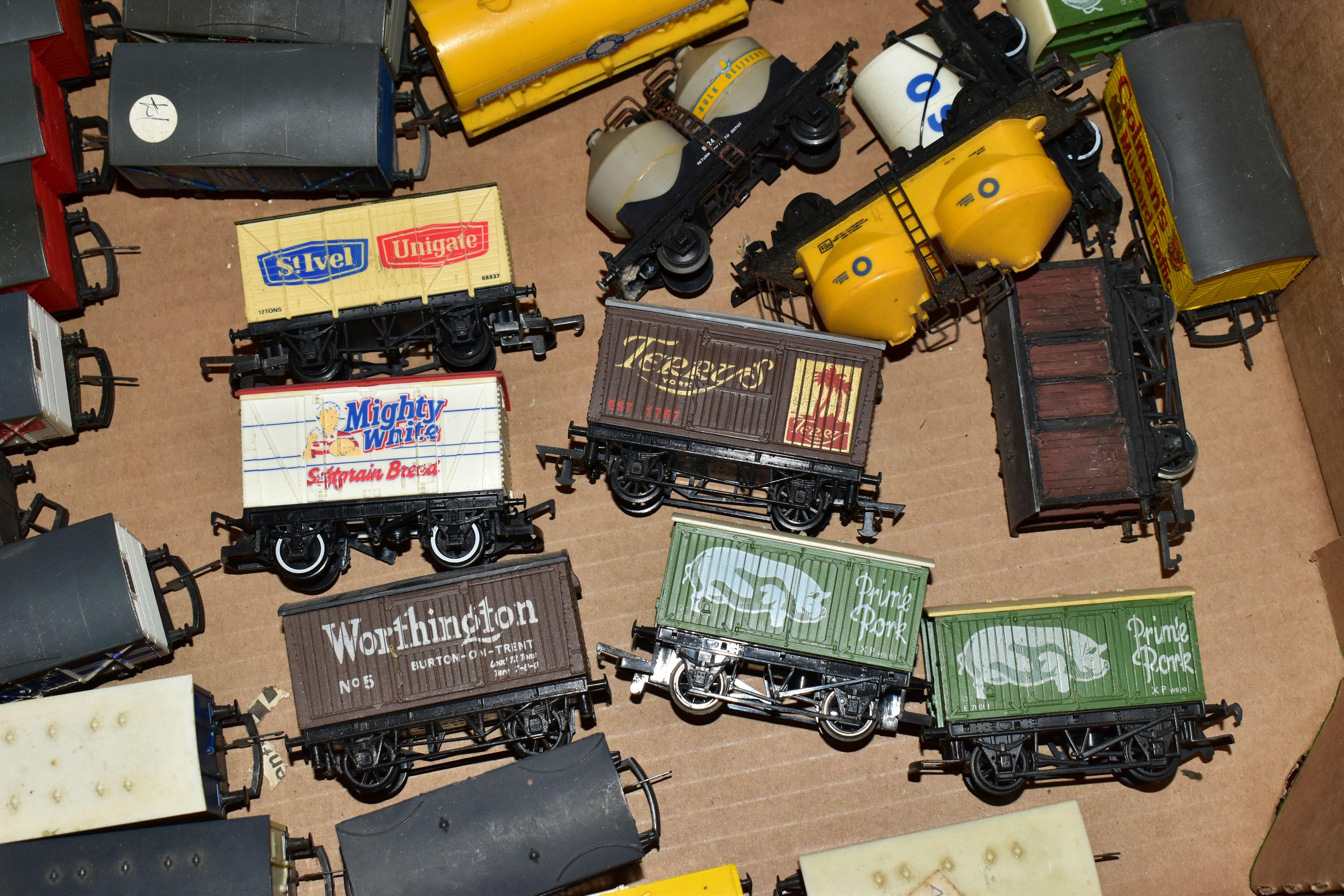 A QUANTITY OF UNBOXED AND ASSORTED OO & HO GAUGE ROLLING STOCK, assorted items to include, Hornby - Image 16 of 19
