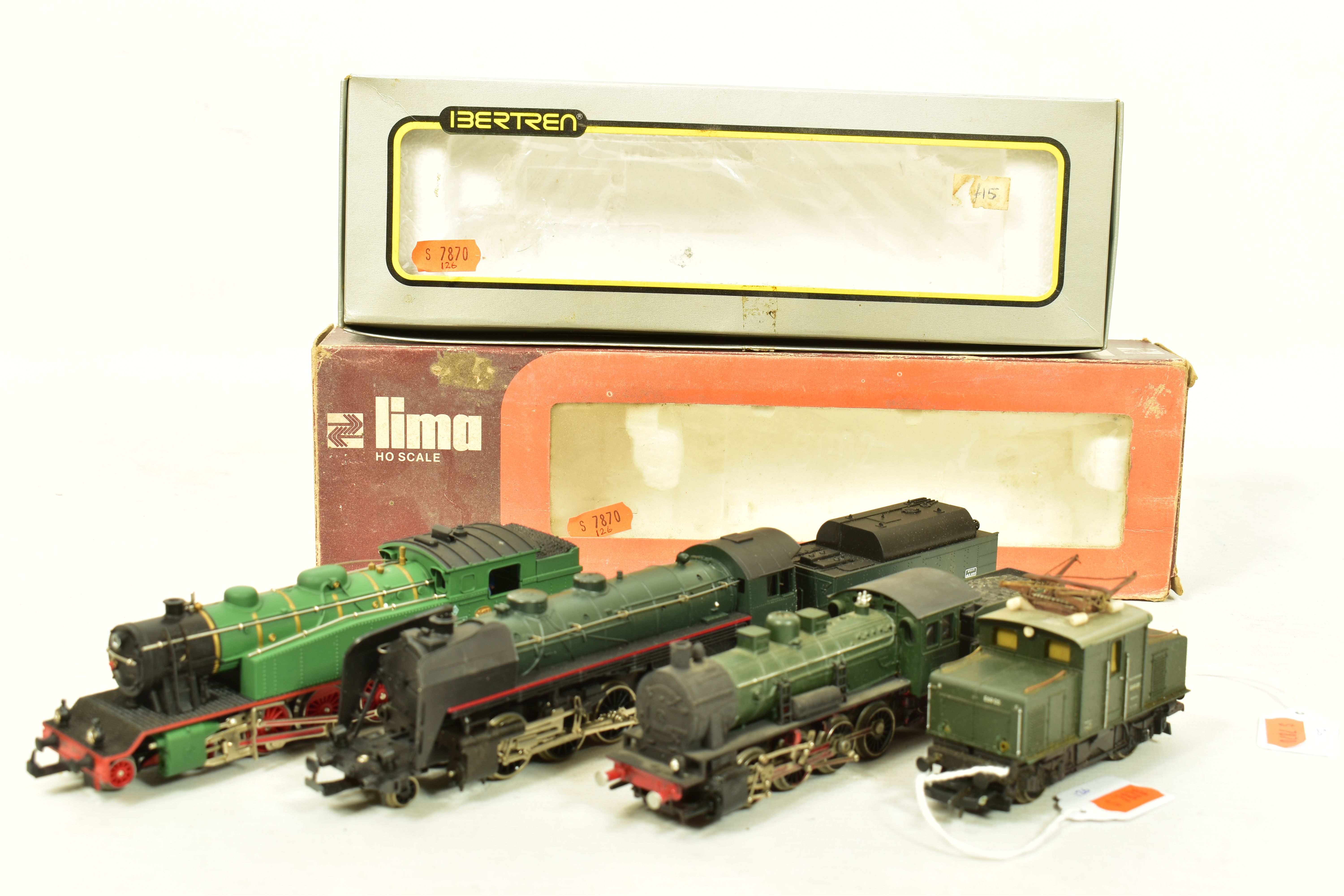 A BOXED LIMA HO GAUGE CLASS 141 LOCOMOTIVE AND TENDER, No.141 R 1097, S.N.C.F. green livery (3002L),