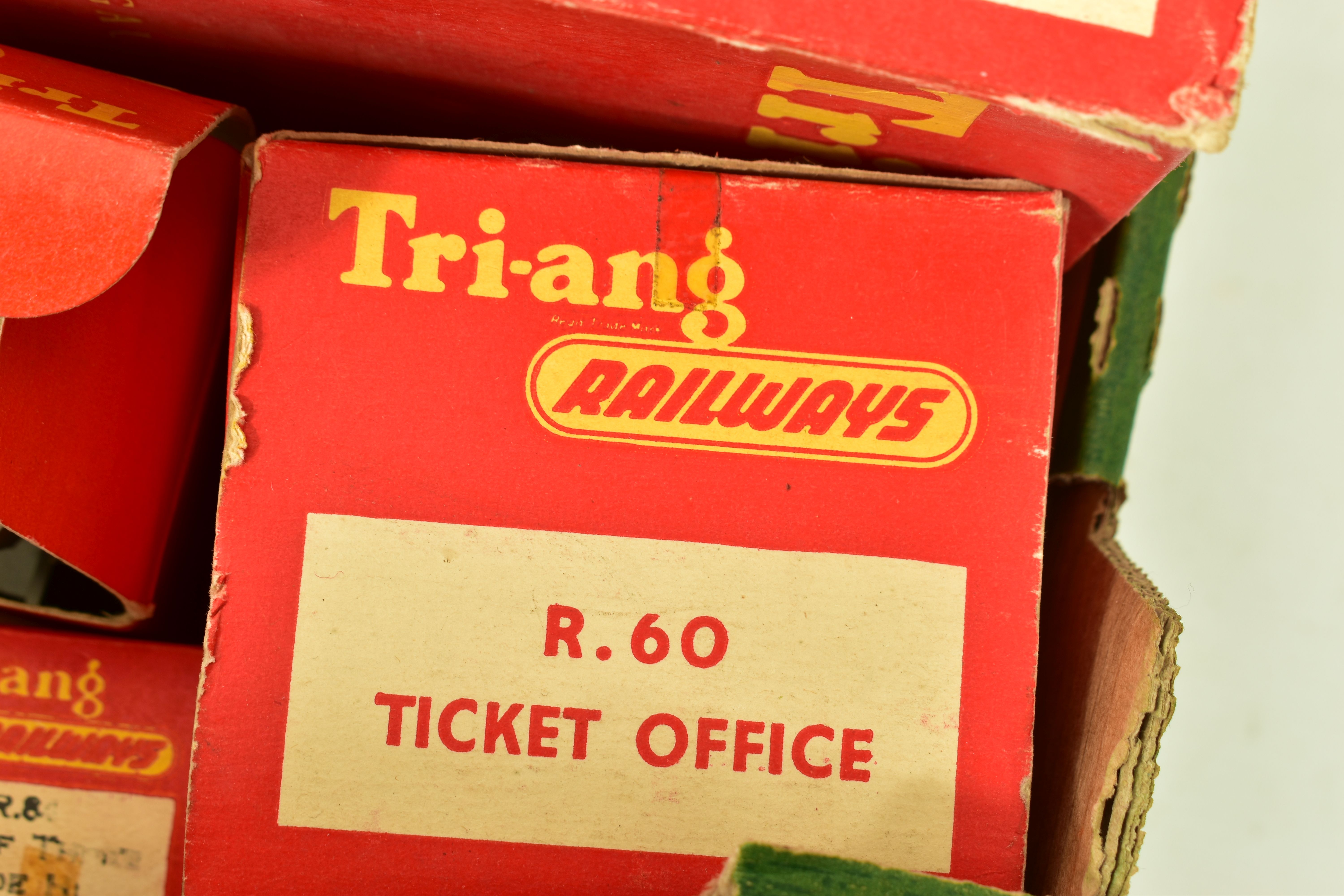 A QUANTITY OF BOXED TRI-ANG OO GAUGE MODEL RAILWAY ITEMS, to include R1X train set, comprising - Image 13 of 18