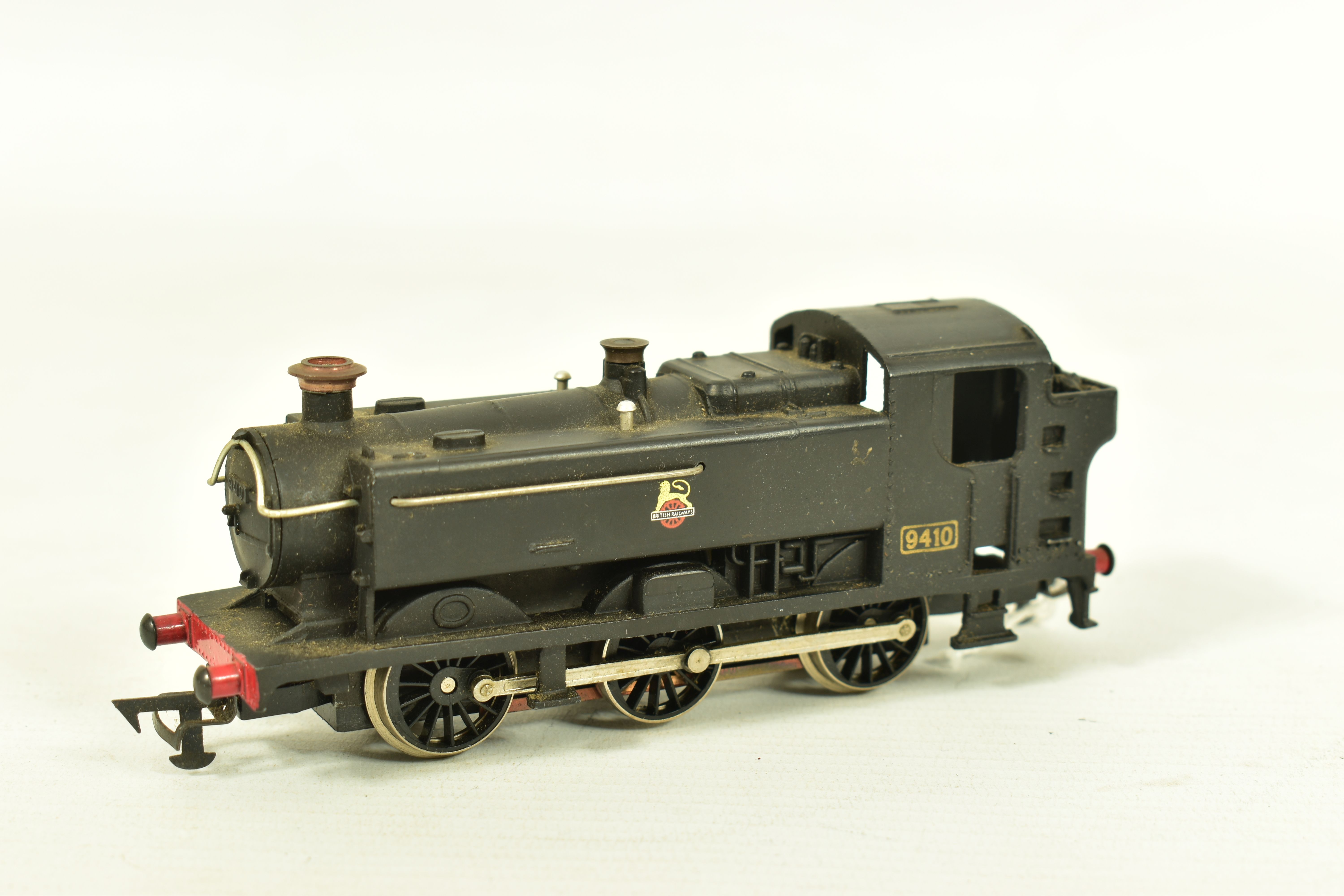 FOUR BOXED GRAHAM FARISH OO GAUGE CLASS 94XX PANNIER TANK LOCOMOTIVES, all No.9410, two in G.W.R. - Image 5 of 12