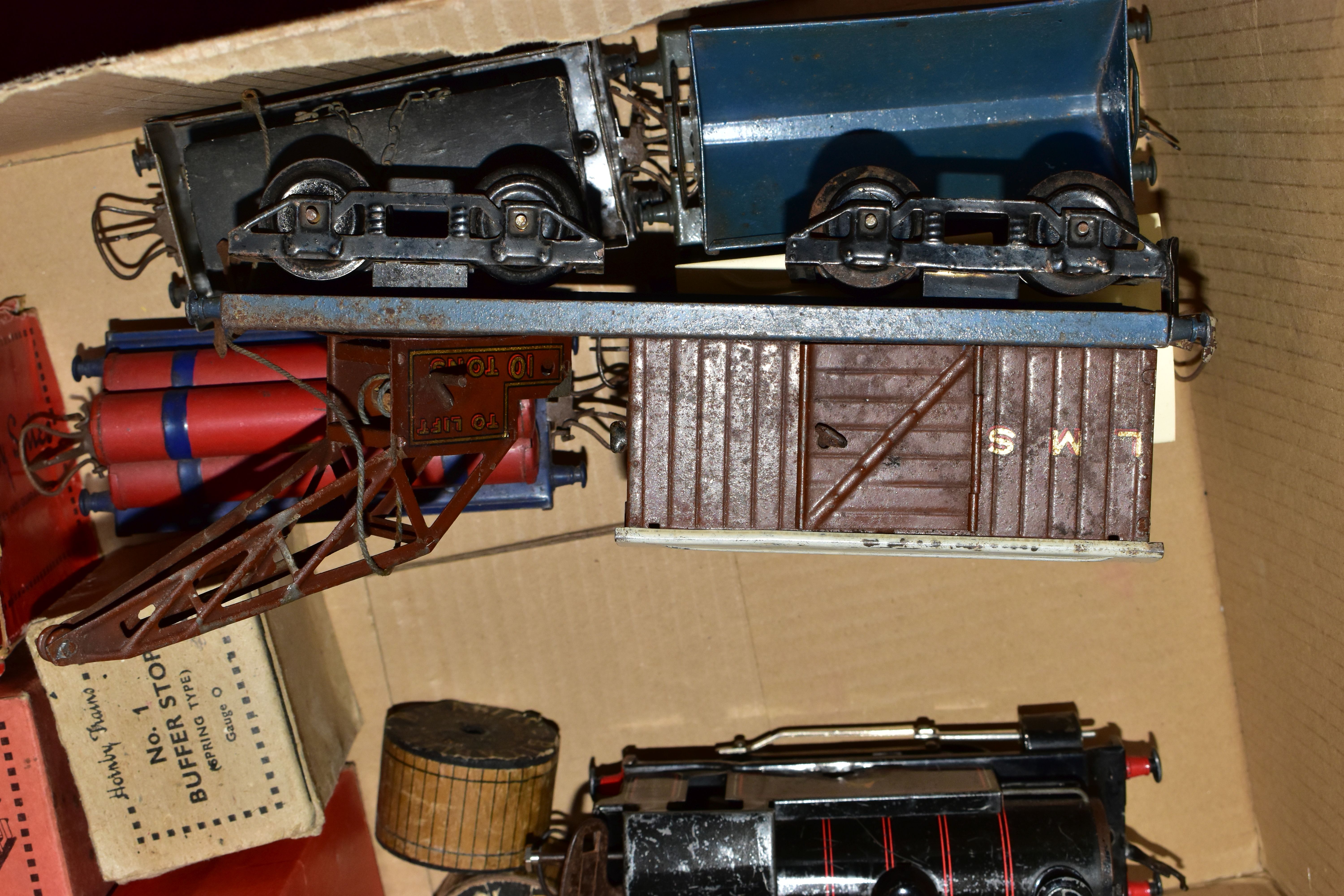 A QUANTITY OF UNBOXED AND ASSORTED HORNBY O GAUGE MODEL RAILWAY ITEMS, to include No.40 tank - Image 5 of 13