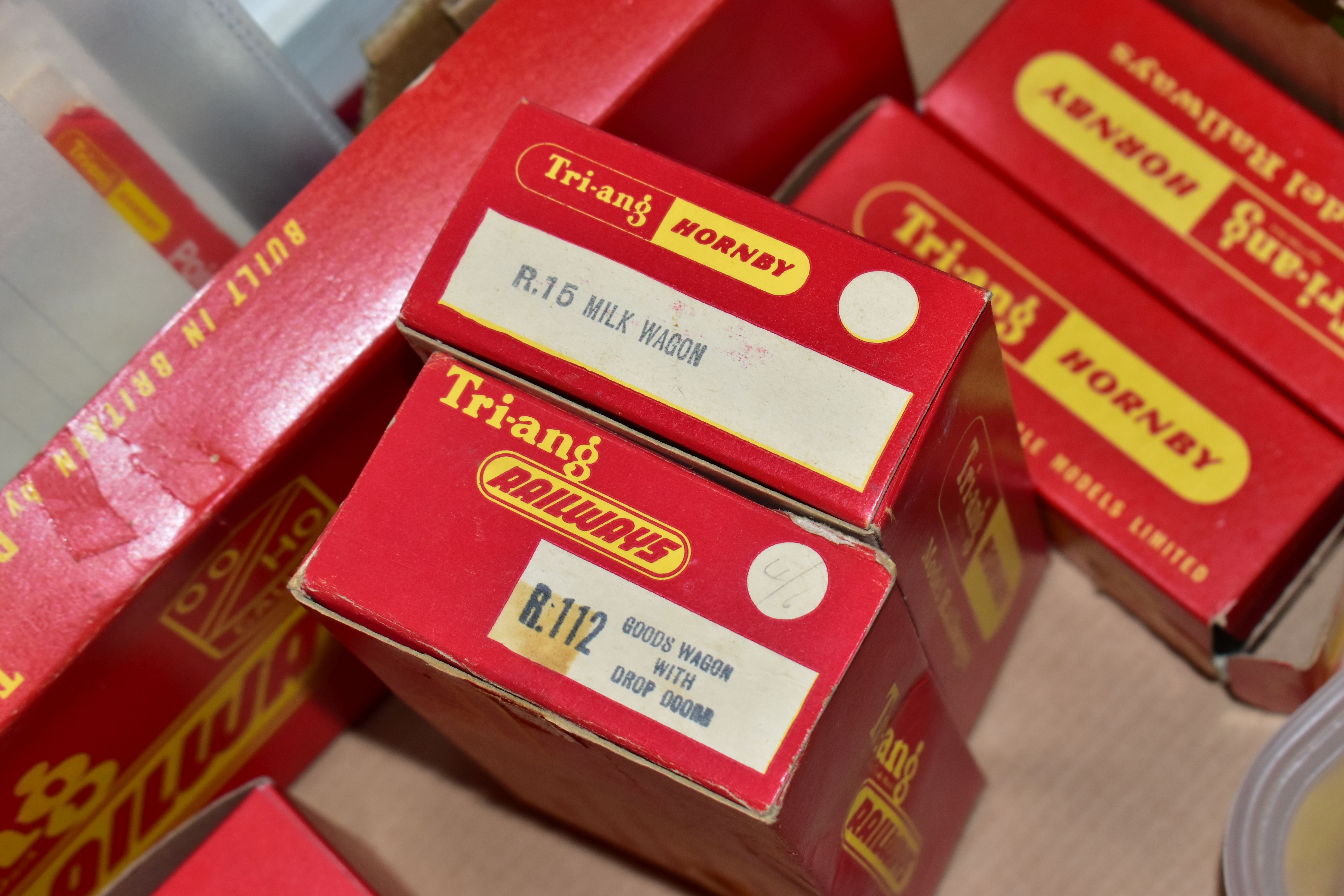 A QUANTITY OF BOXED AND UNBOXED TRI-ANG AND TRI-ANG HORNBY OO GAUGE MODEL RAILWAY ROLLING STOCK, - Image 7 of 18