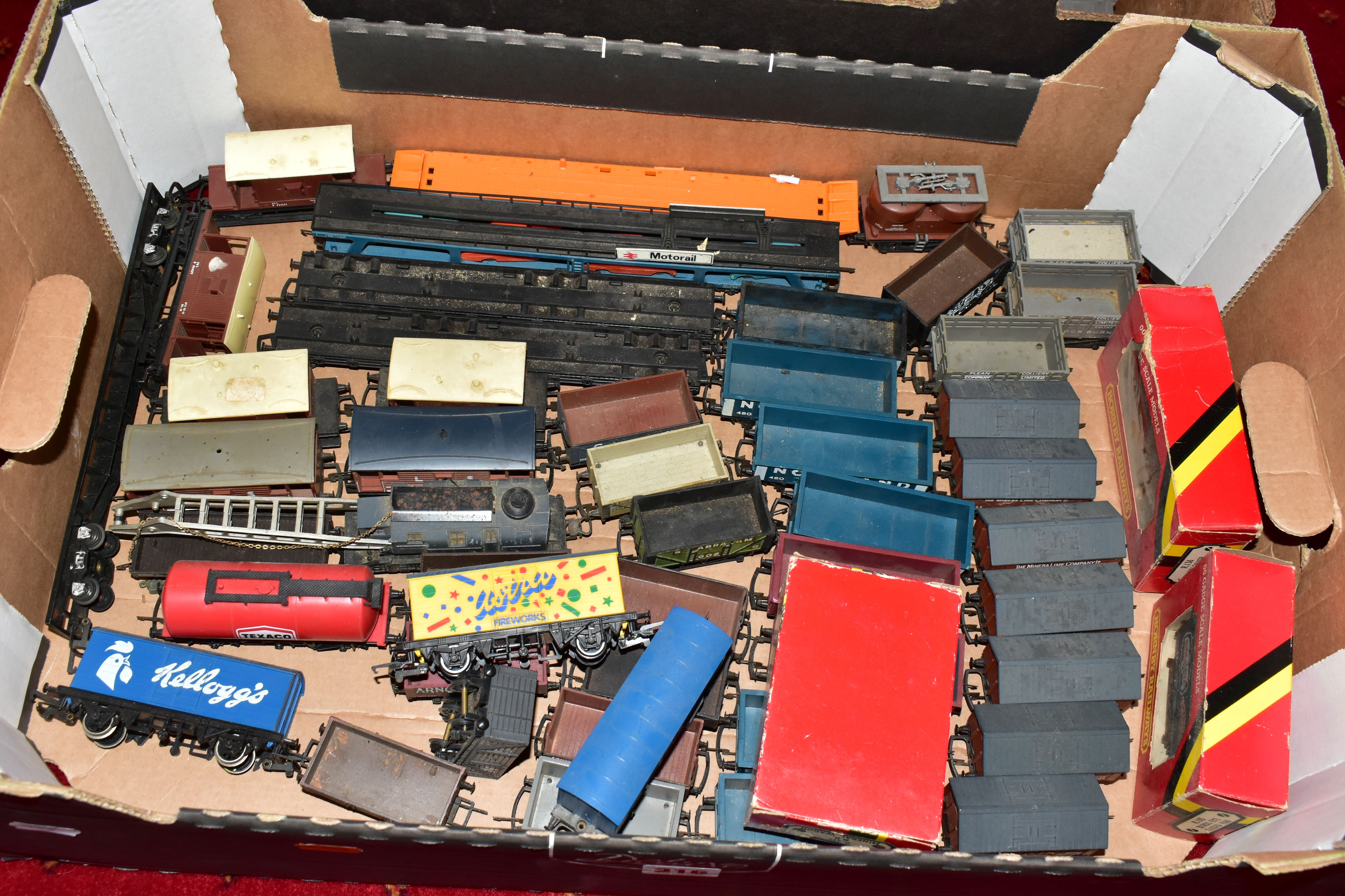 A QUANTITY OF UNBOXED AND ASSORTED OO & HO GAUGE ROLLING STOCK, assorted items to include, Hornby - Image 2 of 19