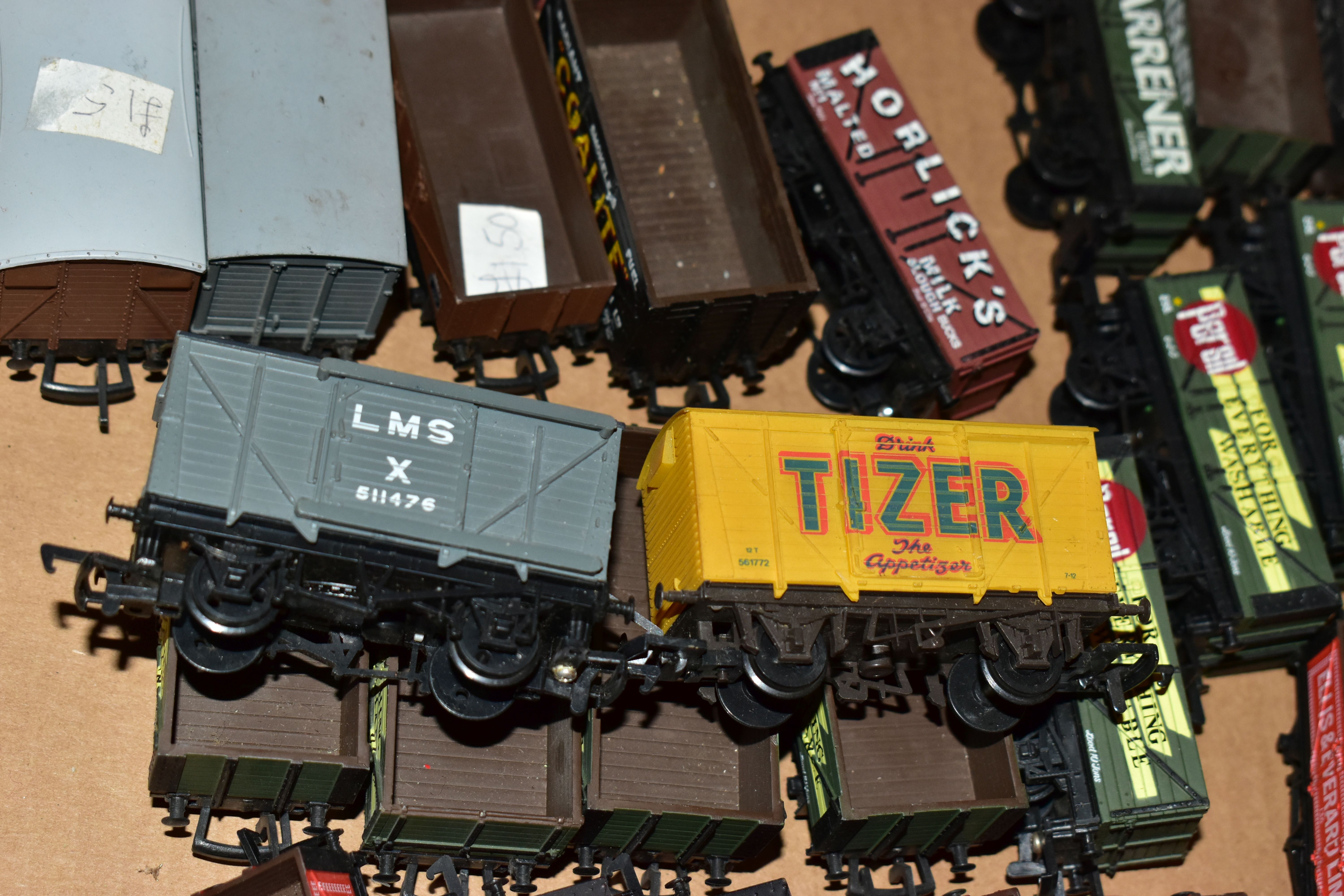 A QUANTITY OF UNBOXED AND ASSORTED OO & HO GAUGE ROLLING STOCK, assorted items to include, Mainline, - Image 5 of 15