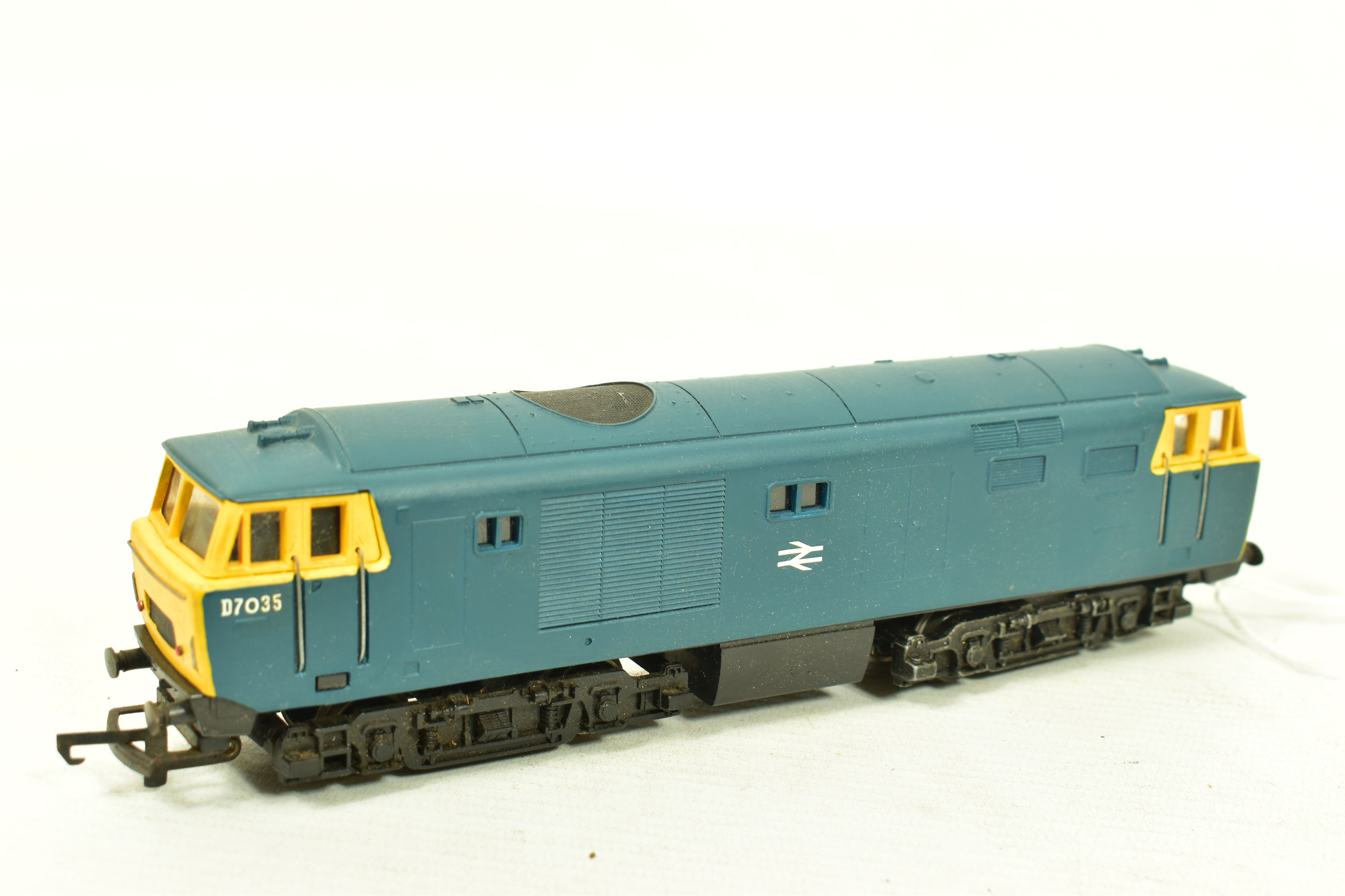 THREE BOXED TRI-ANG HORNBY OO GAUGE CLASS 35 HYMEK LOCOMOTIVES, 3 x No.D7063 and partially repainted - Image 4 of 11