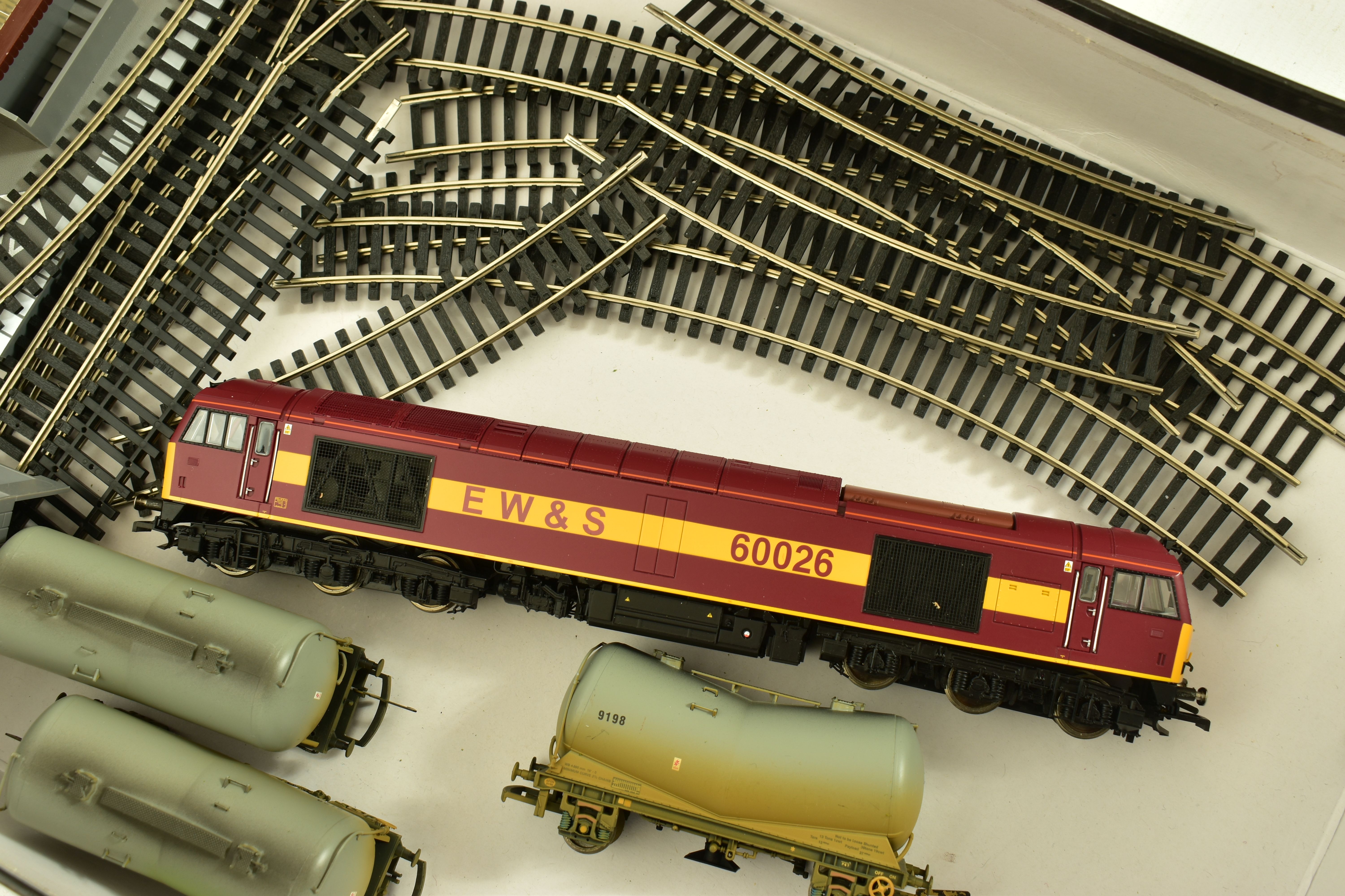 AN UNBOXED HORNBY OO GAUGE CLASS 60 LOCOMOTIVE, No.60 026, E.W.S. maroon livery (R2488), appears - Image 3 of 10