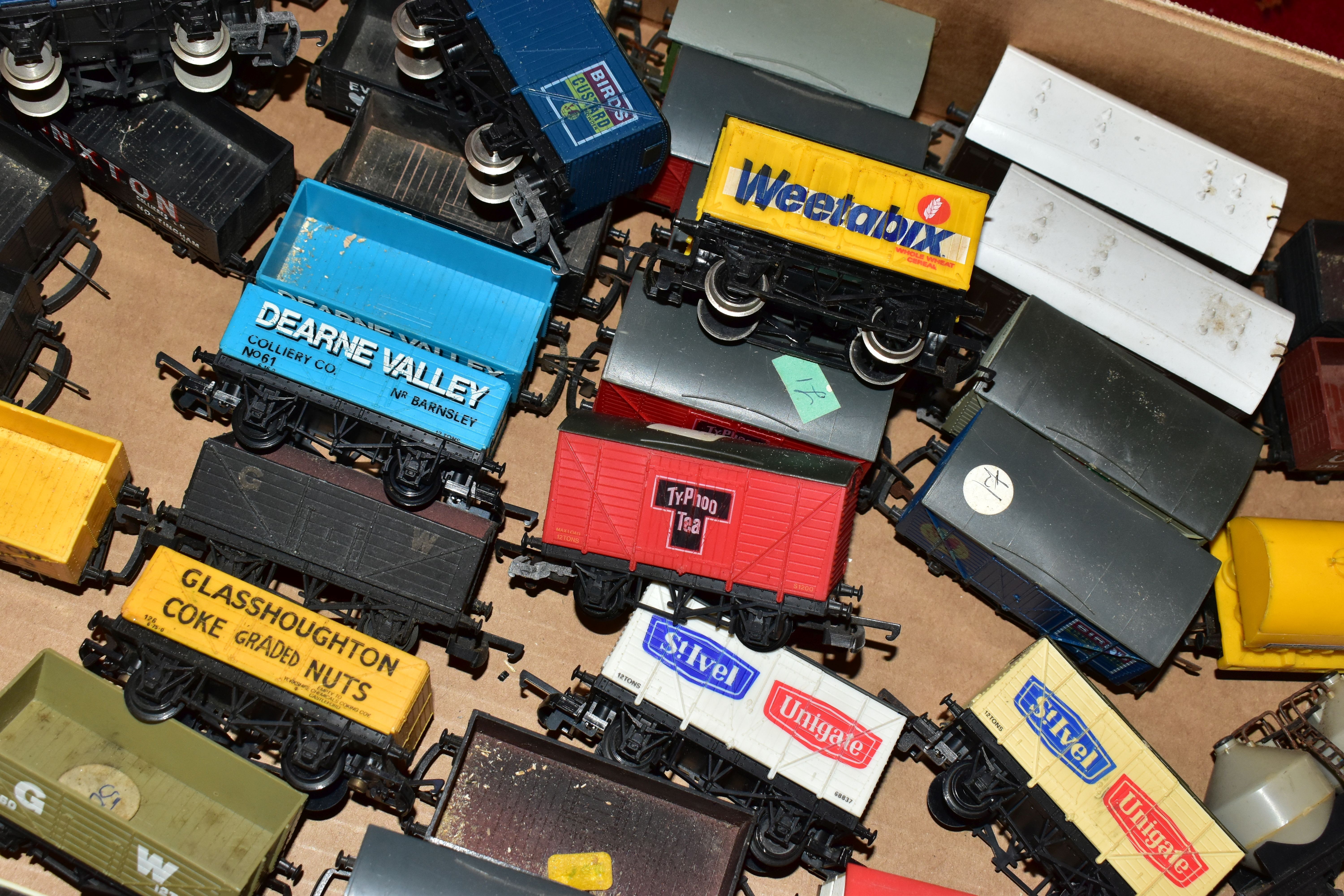 A QUANTITY OF UNBOXED AND ASSORTED OO & HO GAUGE ROLLING STOCK, assorted items to include, Hornby - Image 17 of 19