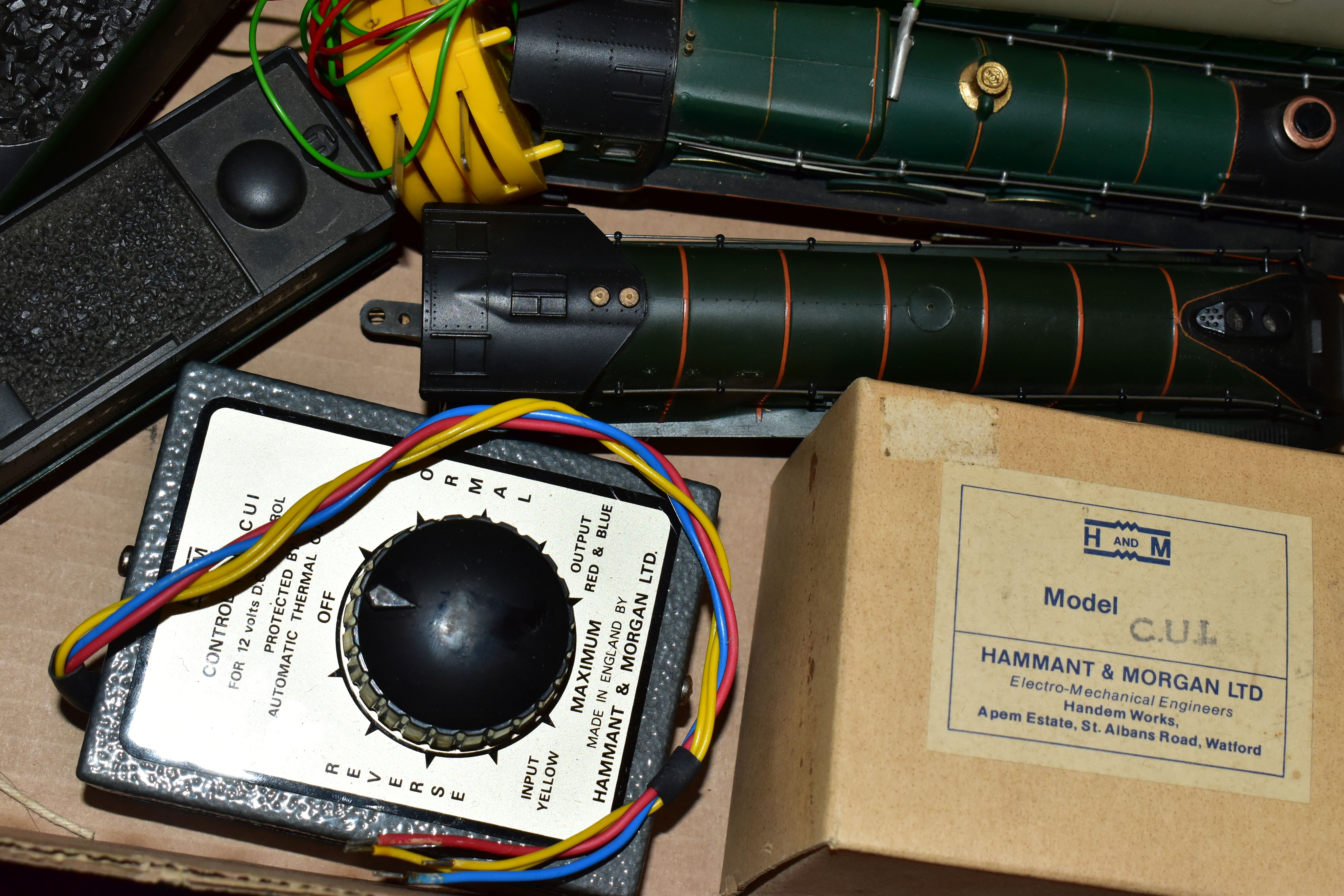 A QUANTITY OF MAINLY UNBOXED OO GAUGE MODEL RAILWAY ITEMS, locomotives to include Hornby A4 class ' - Image 21 of 21