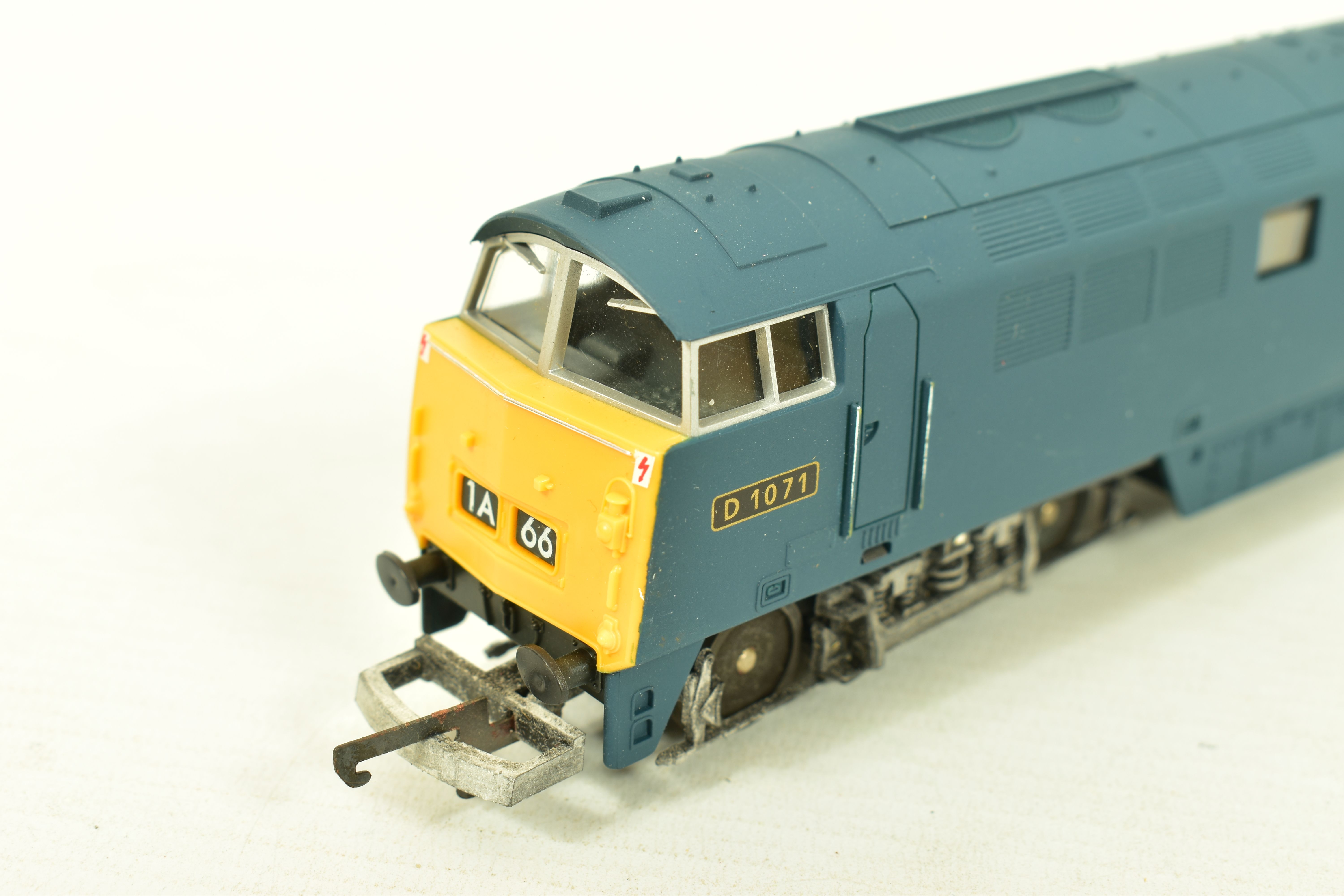 FOUR BOXED LIMA OO GAUGE LOCOMOTIVES, 2 x class 50 'Eagle' No.50 043 both in B.R. large logo blue - Image 8 of 11