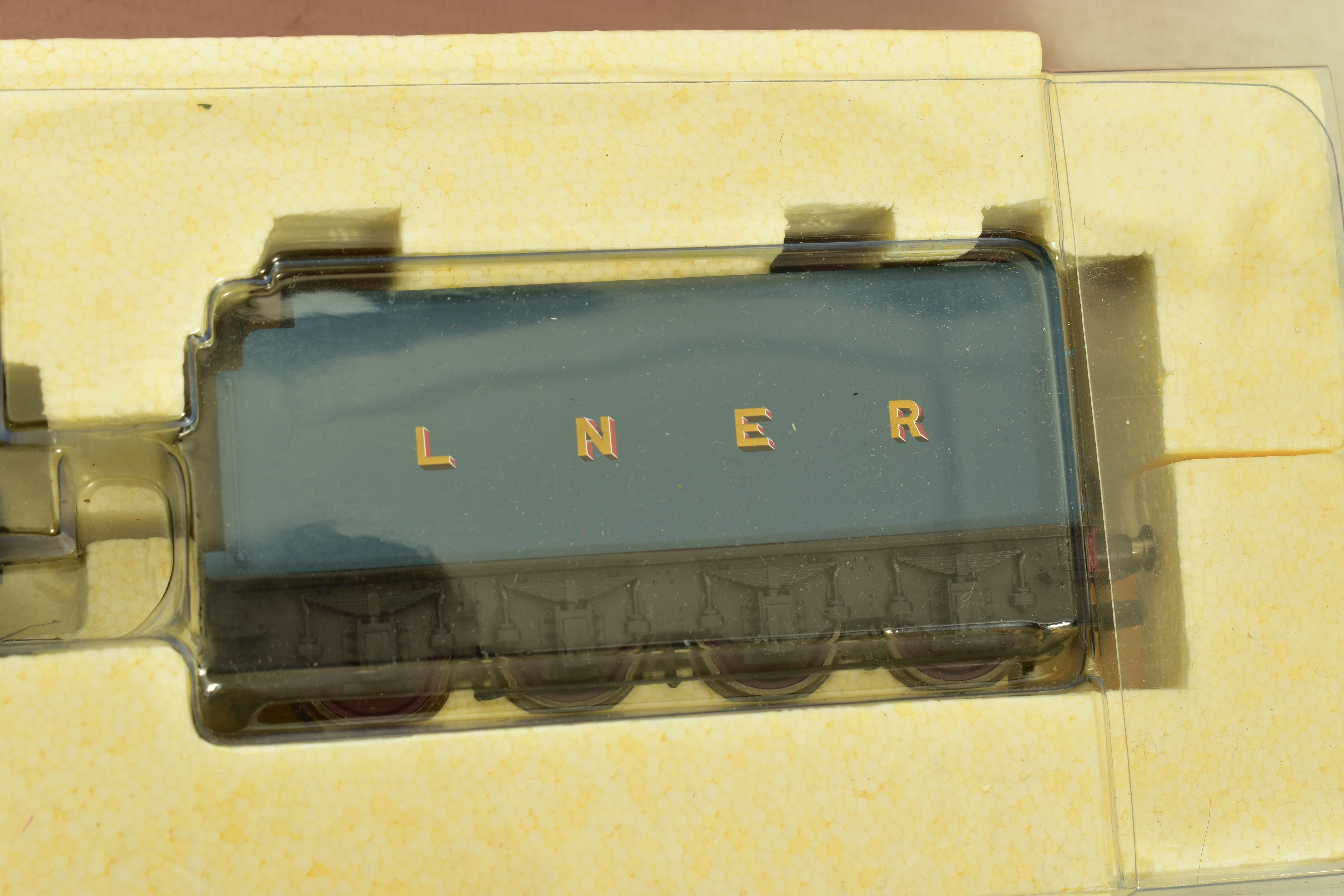 A BOXED HORNBY RAILWAYS OO GAUGE A4 CLASS LOCOMOTIVE AND TENDER, 'Mallard' No.4468, L.N.E.R. blue - Image 6 of 8