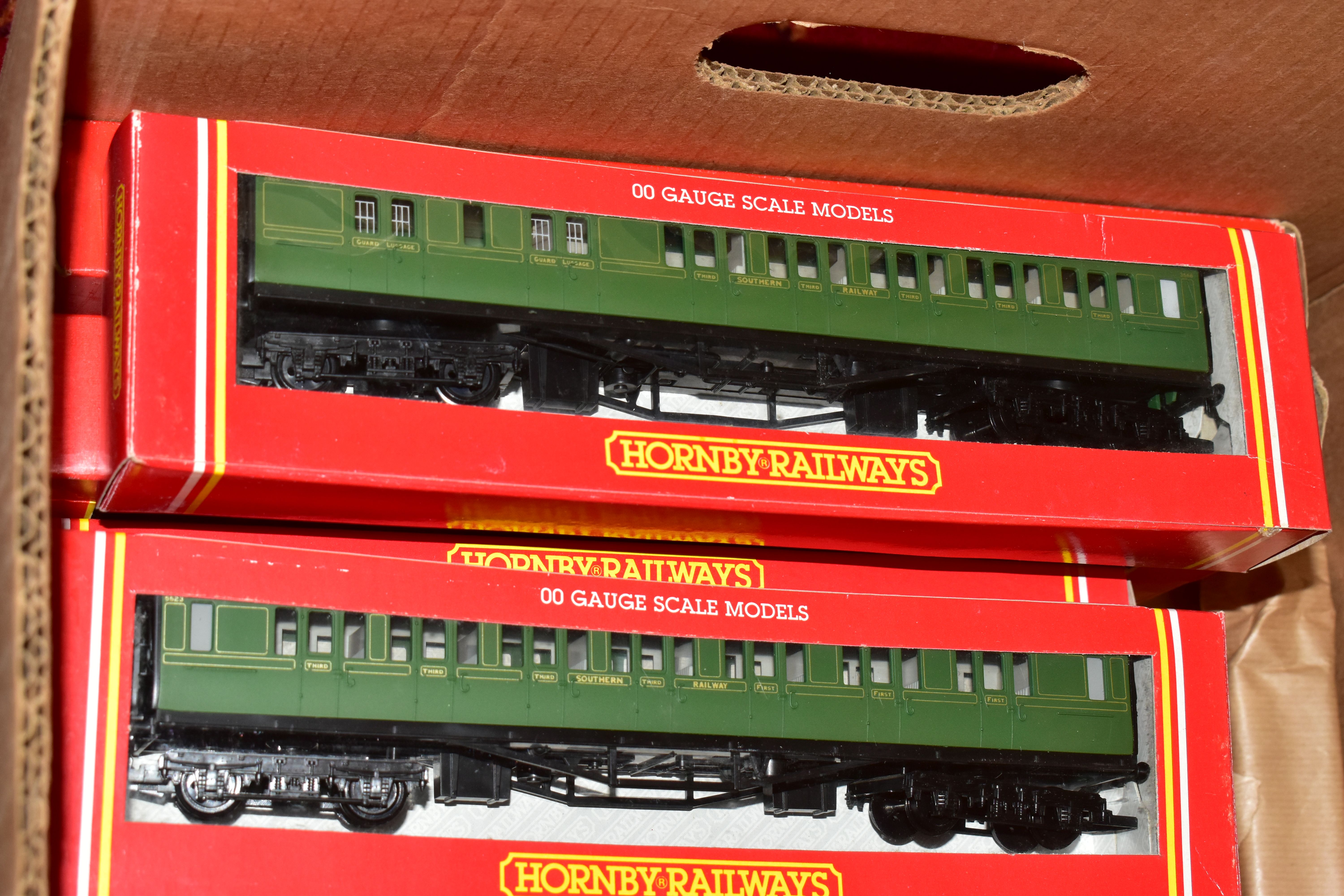 A QUANTITY OF MAINLY BOXED OO GAUGE MODEL RAILWAY ROLLING STOCK, to include boxed Tri-ang Wrenn - Image 4 of 14