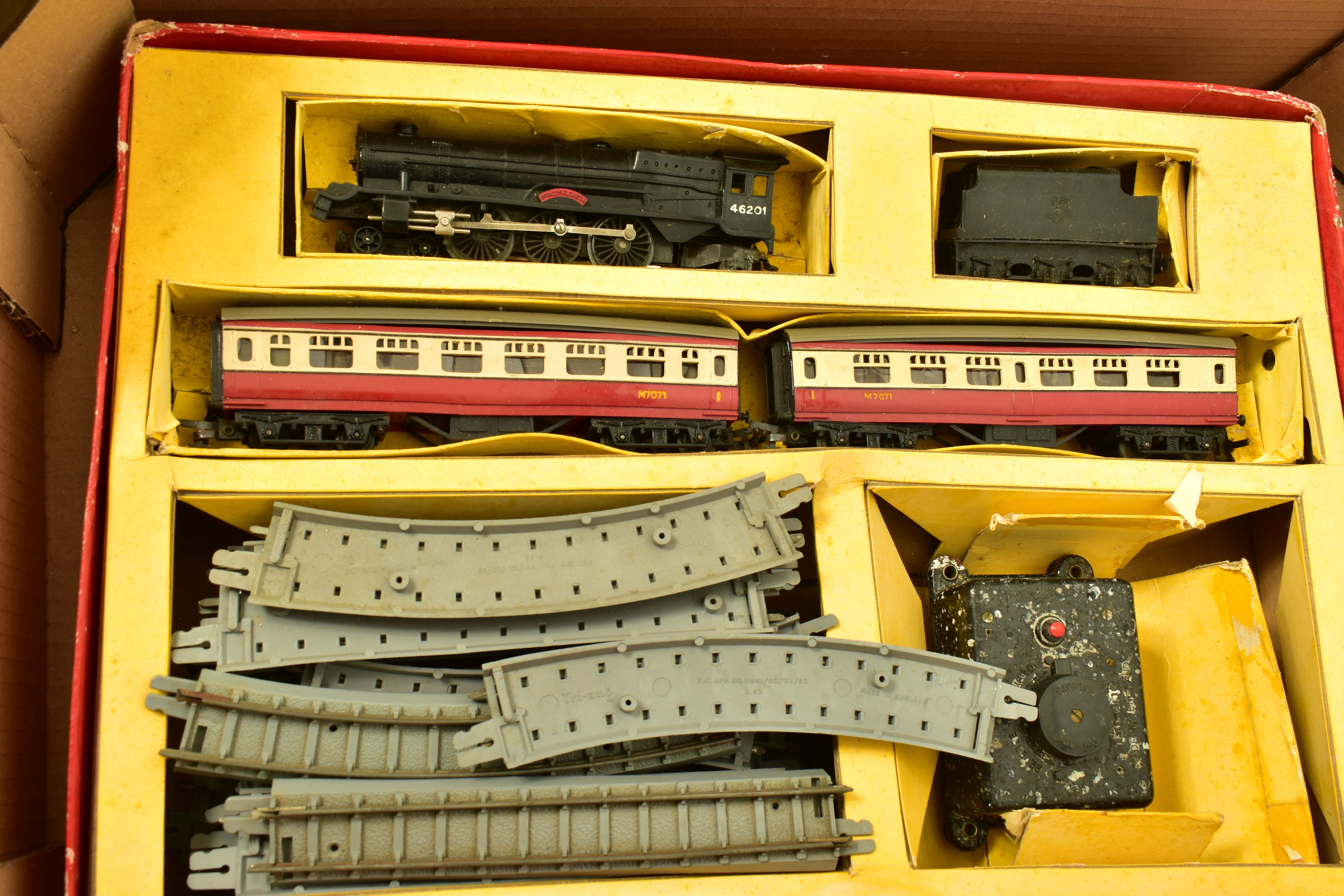 A QUANTITY OF BOXED TRI-ANG OO GAUGE MODEL RAILWAY ITEMS, to include R1X train set, comprising - Image 3 of 18