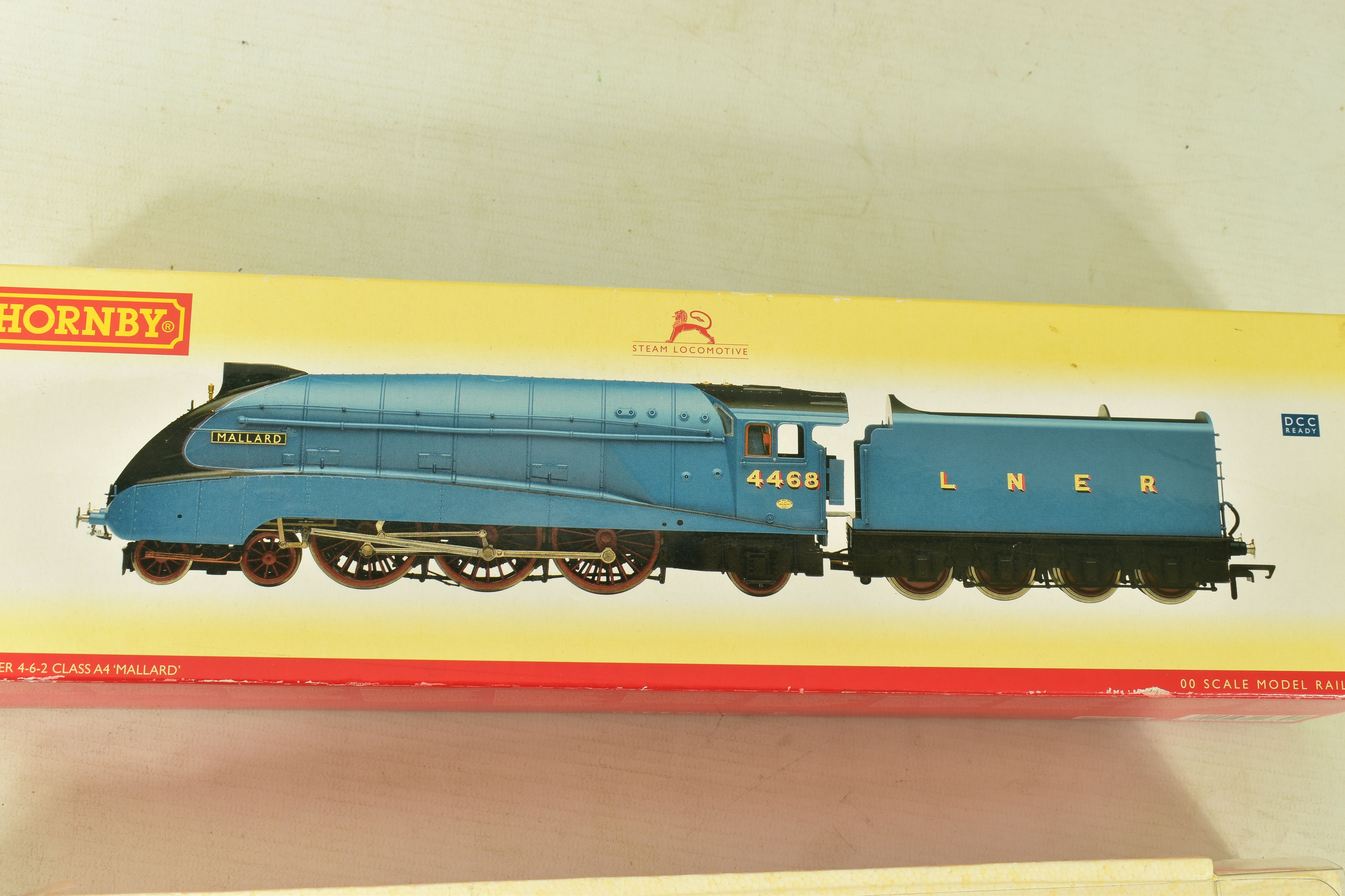 A BOXED HORNBY RAILWAYS OO GAUGE A4 CLASS LOCOMOTIVE AND TENDER, 'Mallard' No.4468, L.N.E.R. blue - Image 7 of 8