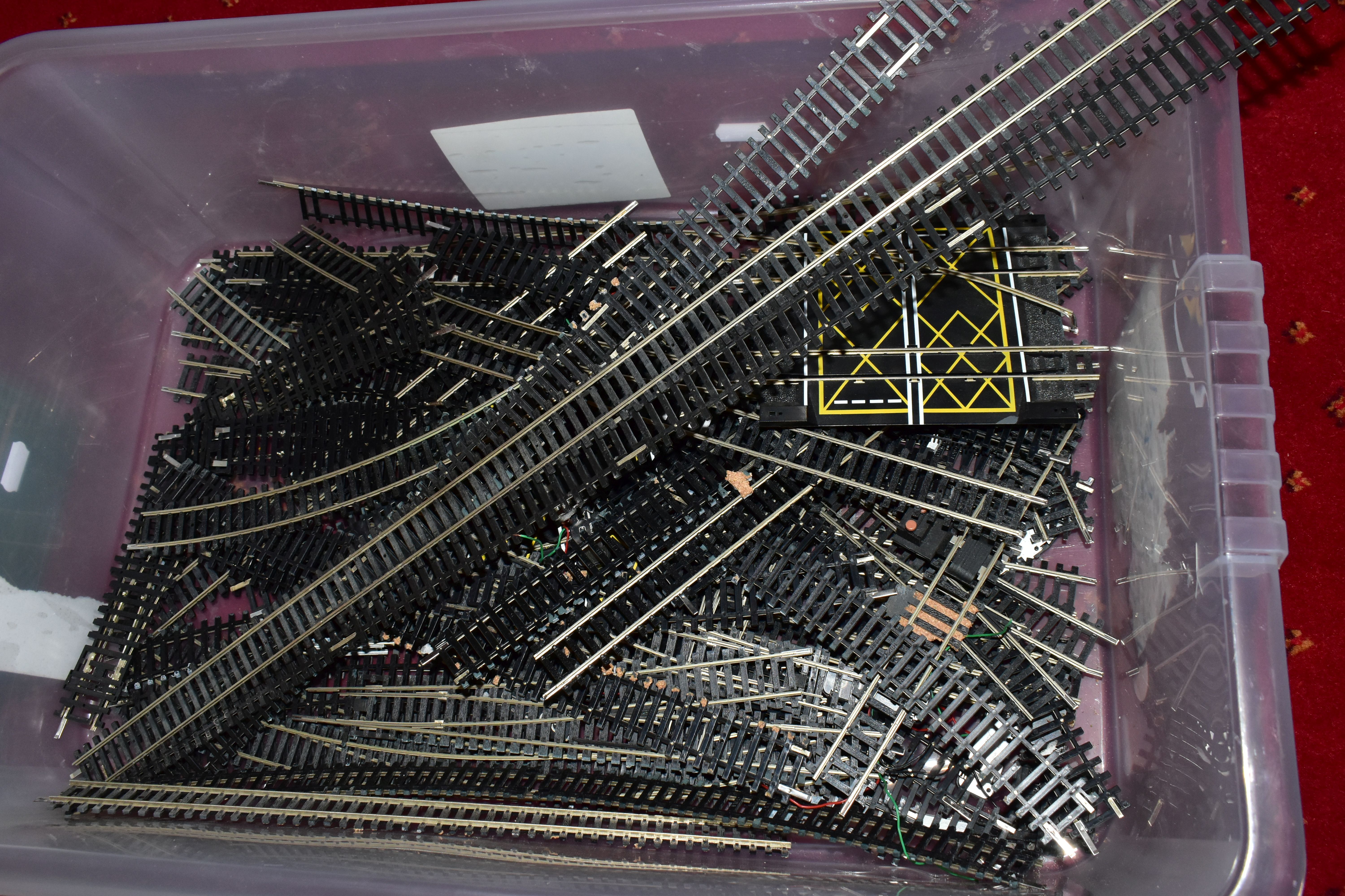 A QUANTITY OF UNBOXED AND ASSORTED OO GAUGE MODEL RAILWAY ITEMS, to include class 101 tank - Image 18 of 18