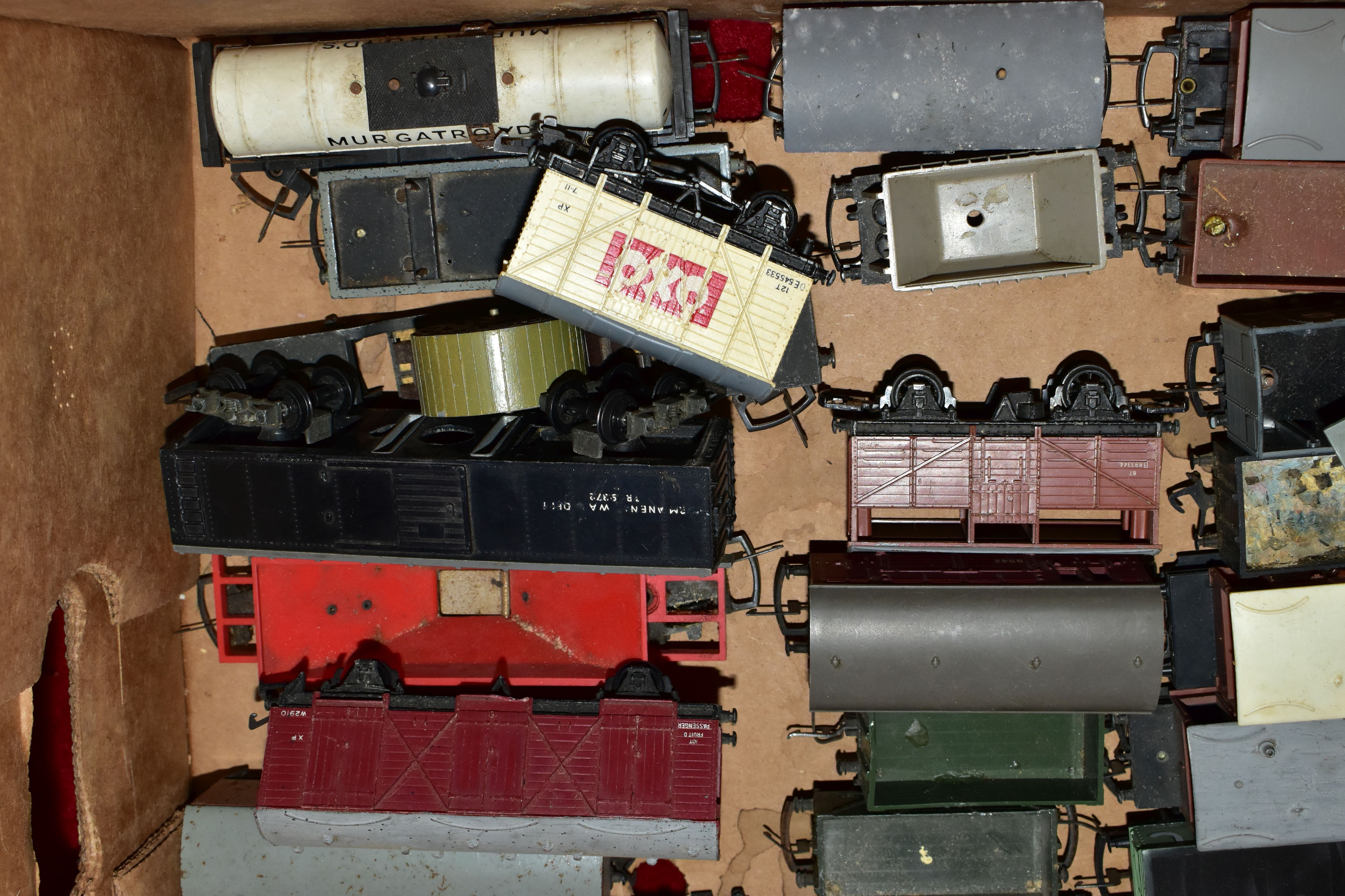 A QUANTITY OF UNBOXED AND ASSORTED OO & HO GAUGE ROLLING STOCK, assorted items to include, Hornby - Image 9 of 19