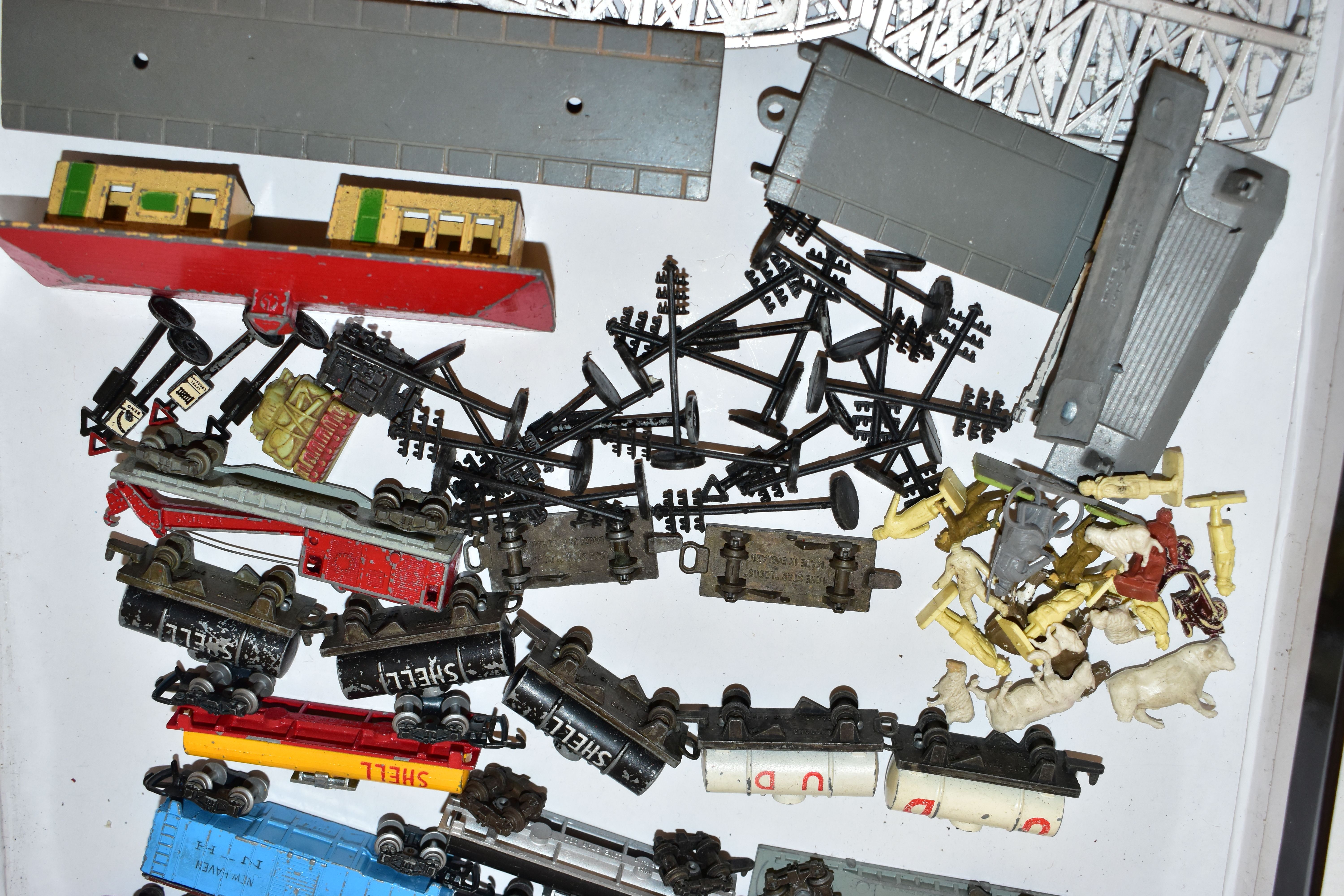 A QUANTITY OF UNBOXED AND ASSORTED LONE STAR OOO N GAUGE MODEL RAILWAY ITEMS, all are push-along - Image 6 of 8
