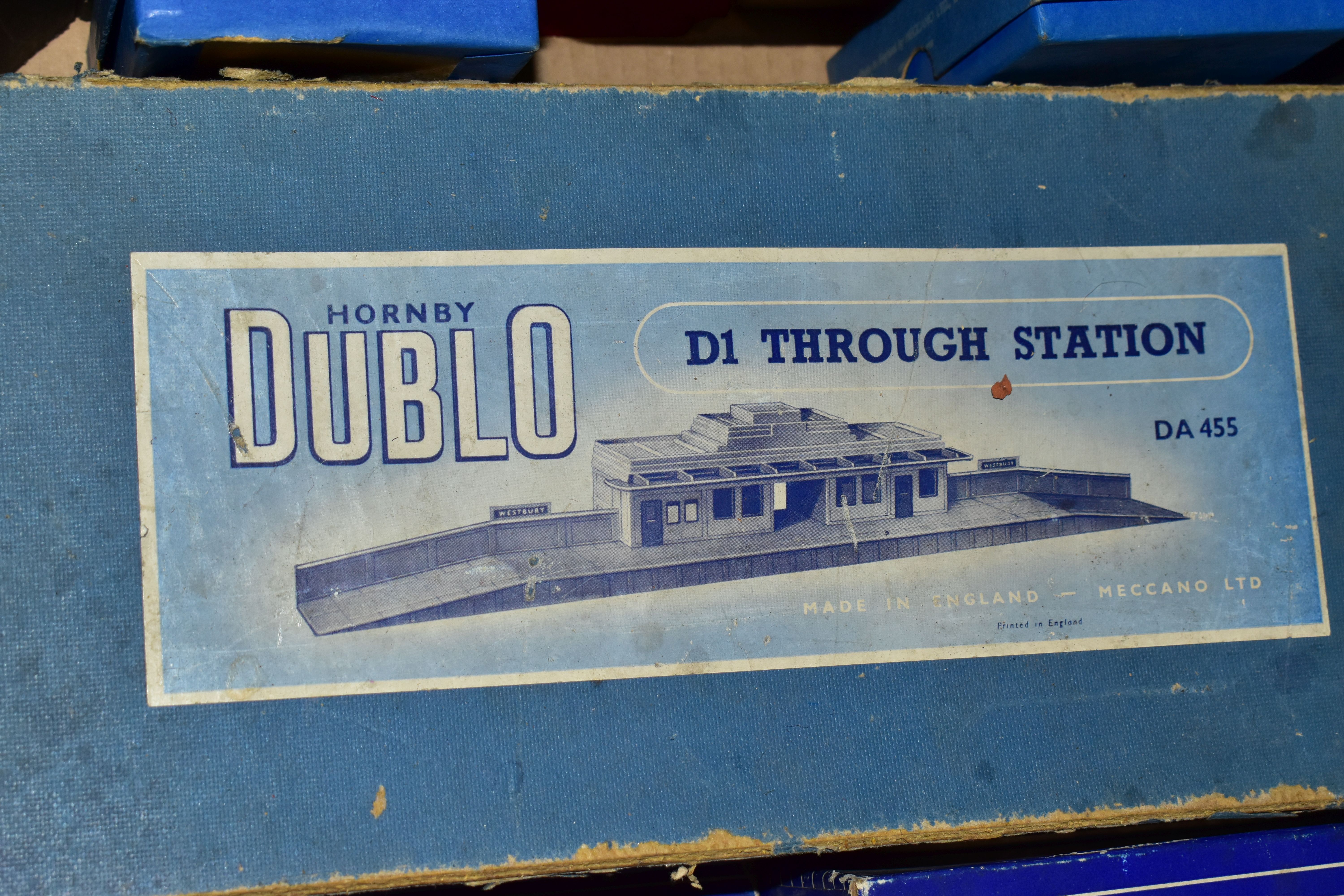 A QUANTITY OF BOXED AND UNBOXED MAINLY HORNBY DUBLO ROLLING STOCK, ACCESSORIES AND TRACK, to include - Image 5 of 16