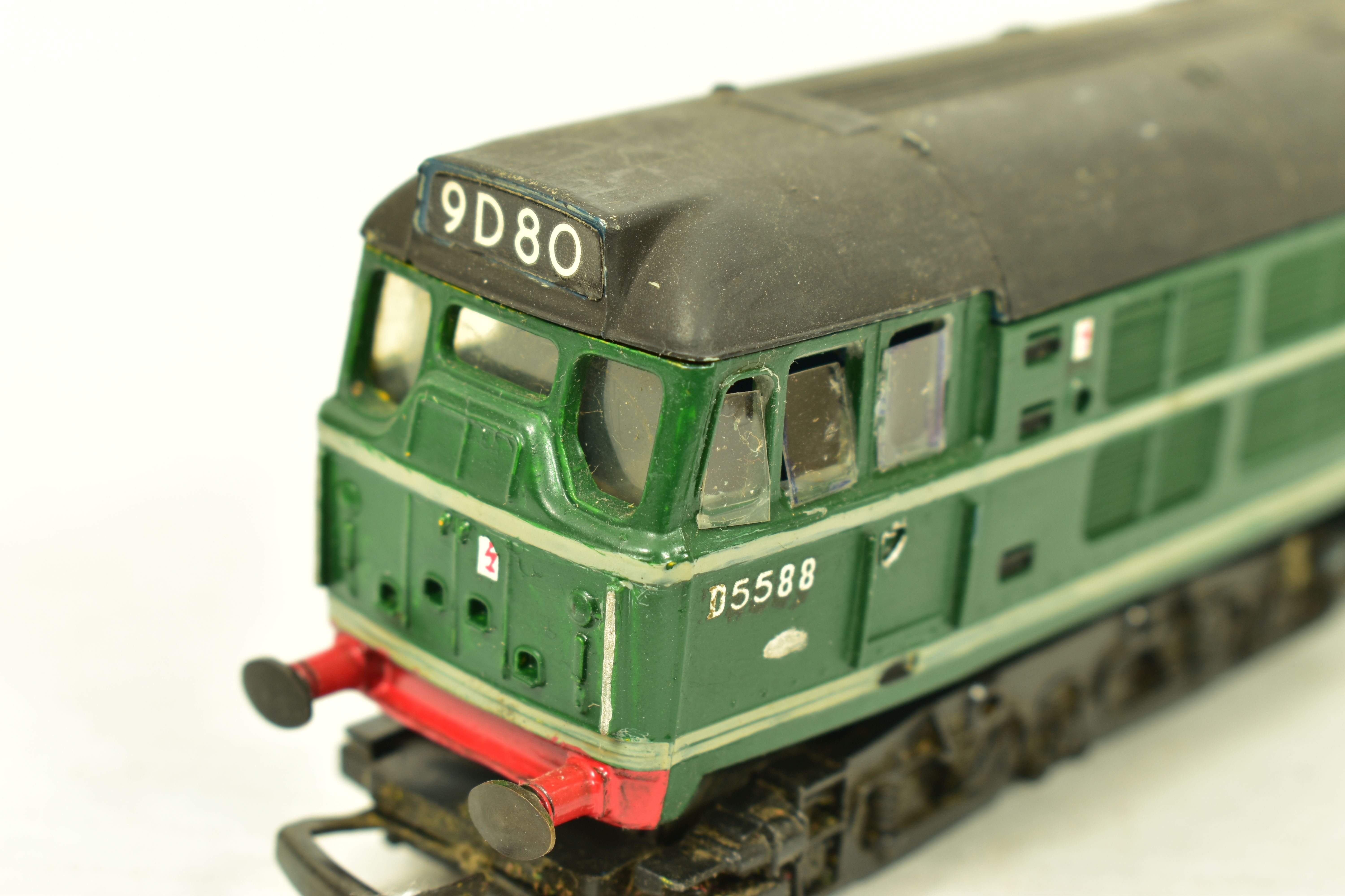 FIVE BOXED TRI-ANG OO GAUGE CLASS 31 LOCOMOTIVES, 4 x No.D5572 and repainted from blue to green - Image 7 of 11