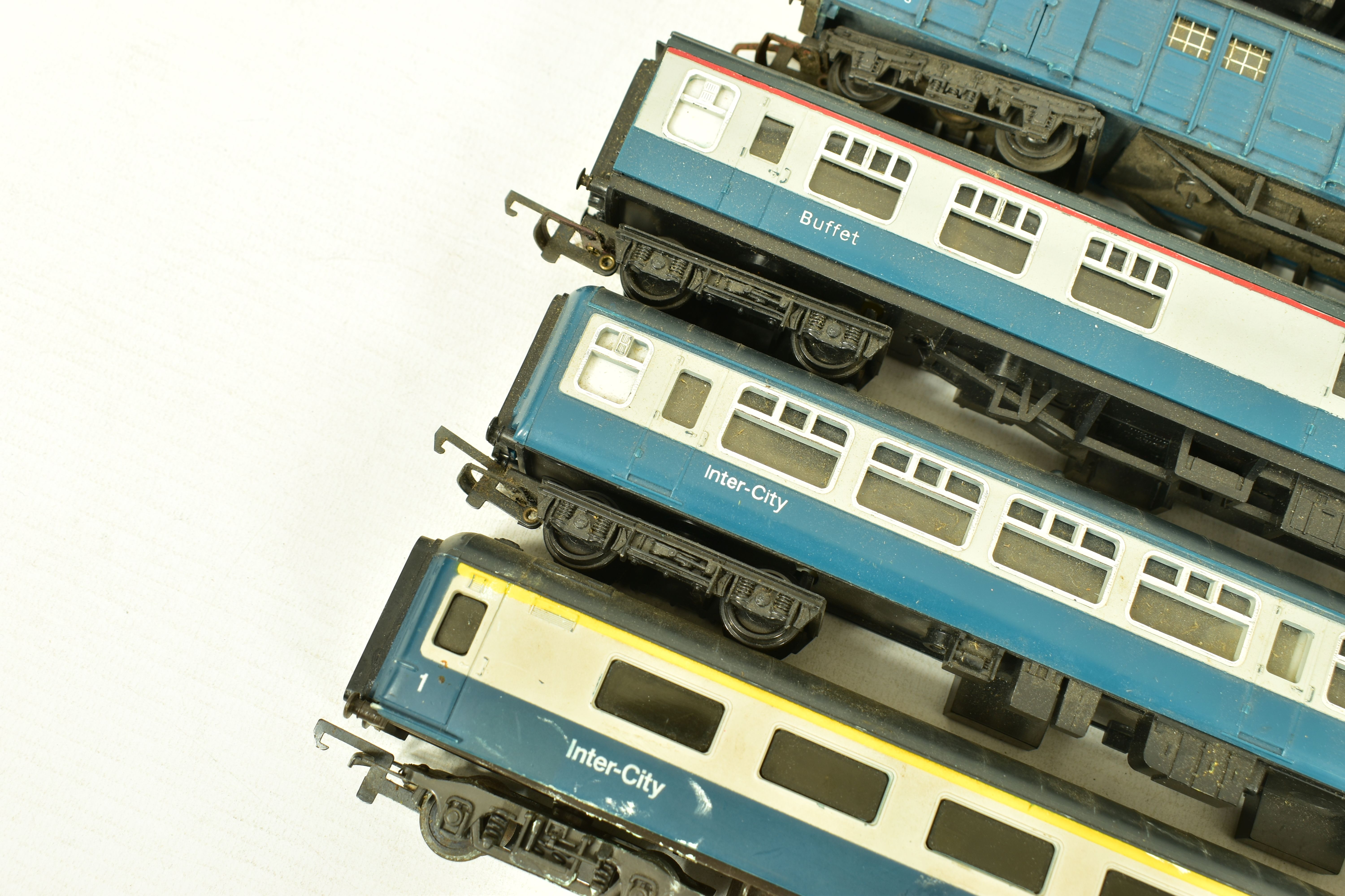 A QUANTITY OF UNBOXED AND ASSORTED MK.I AND MK.II COACHING STOCK, assorted models by Tri-ang, - Image 2 of 7