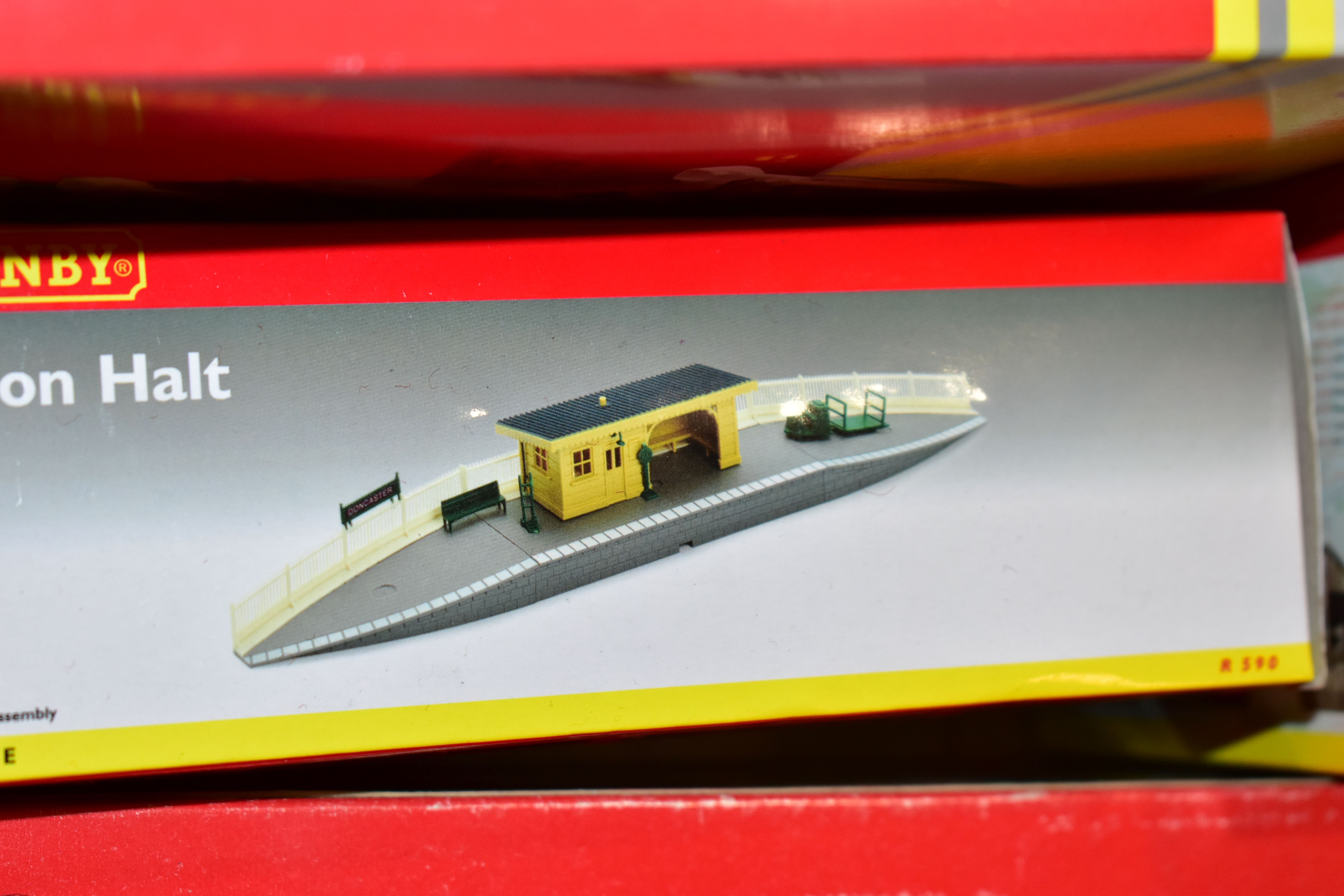 A QUANTITY OF BOXED HORNBY RAILWAYS OO GAUGE ROLLING STOCK AND LINESIDE ACCESSORIES, to include Rail - Image 18 of 23