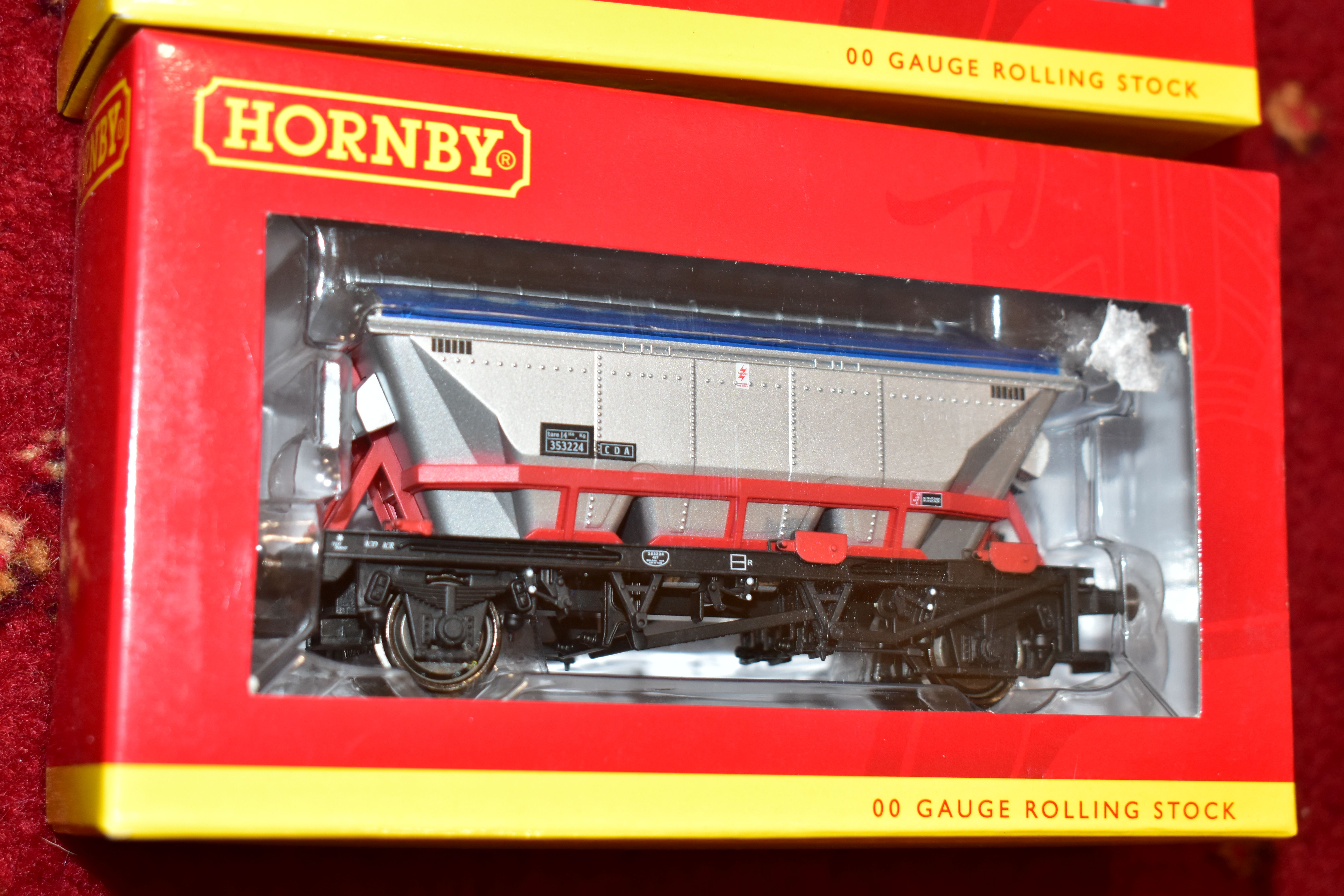 A QUANTITY OF BOXED HORNBY RAILWAYS OO GAUGE ROLLING STOCK AND LINESIDE ACCESSORIES, to include Rail - Image 22 of 23