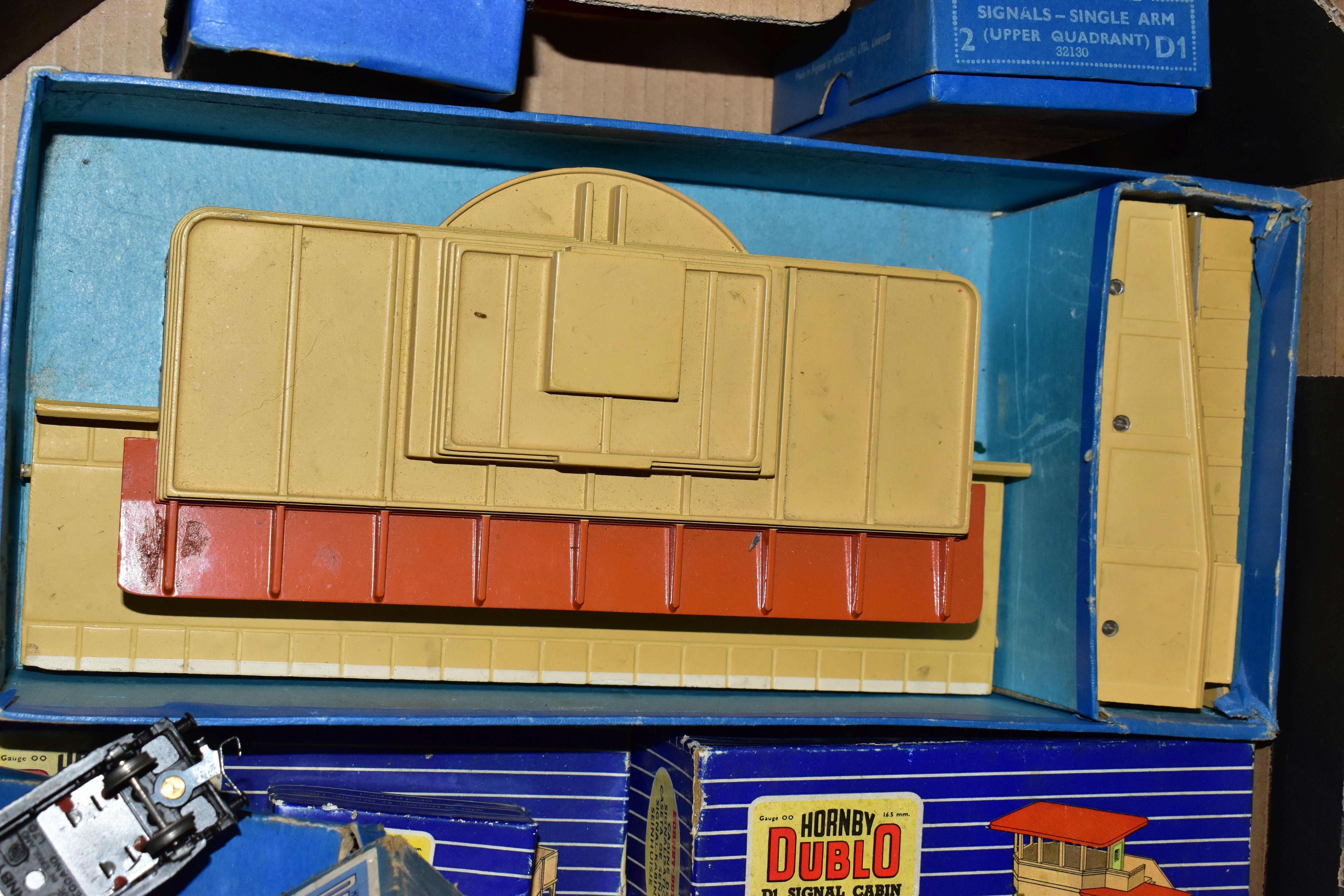 A QUANTITY OF BOXED AND UNBOXED MAINLY HORNBY DUBLO ROLLING STOCK, ACCESSORIES AND TRACK, to include - Image 6 of 16