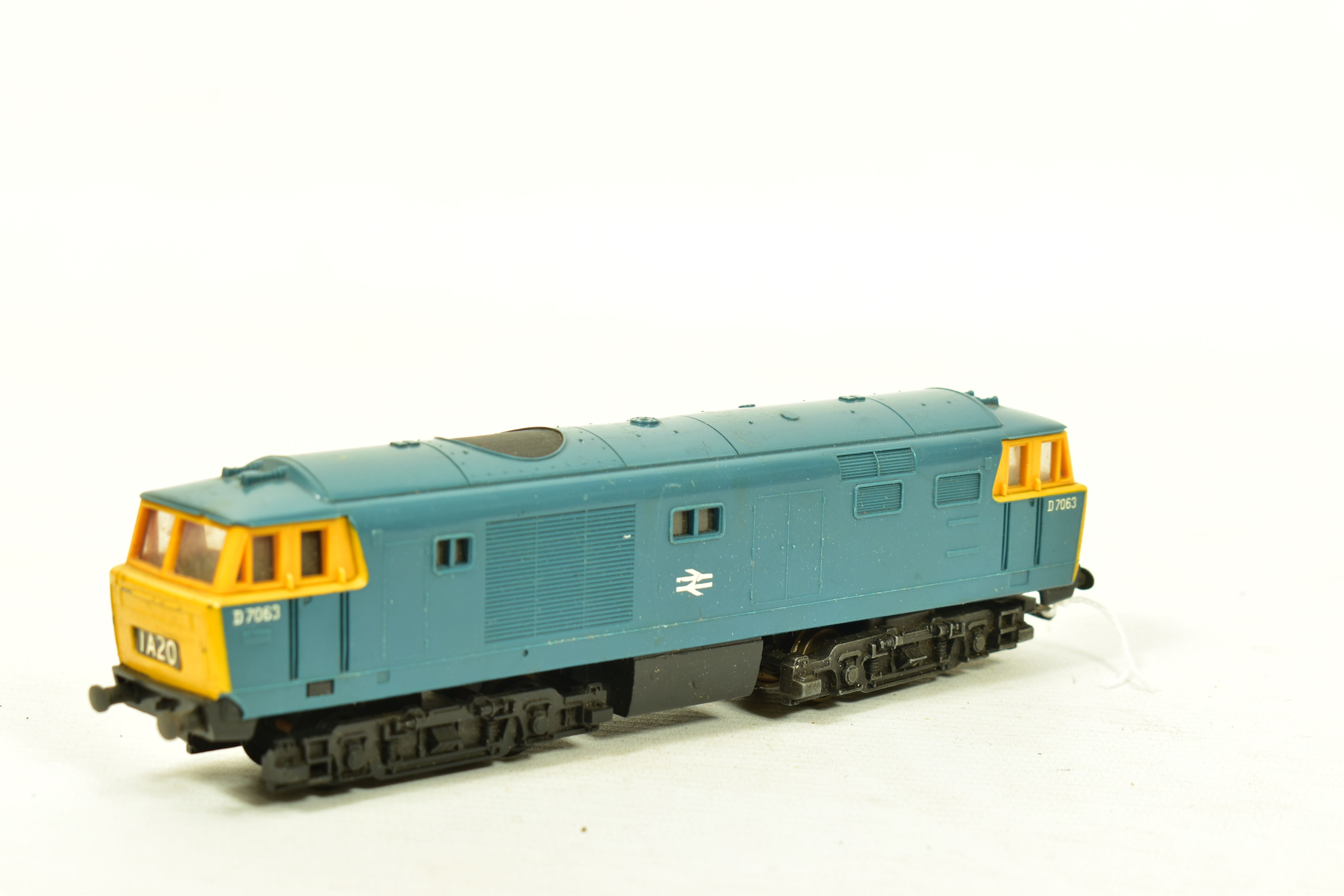 THREE BOXED TRI-ANG HORNBY OO GAUGE CLASS 35 HYMEK LOCOMOTIVES, 3 x No.D7063 and partially repainted - Image 2 of 11