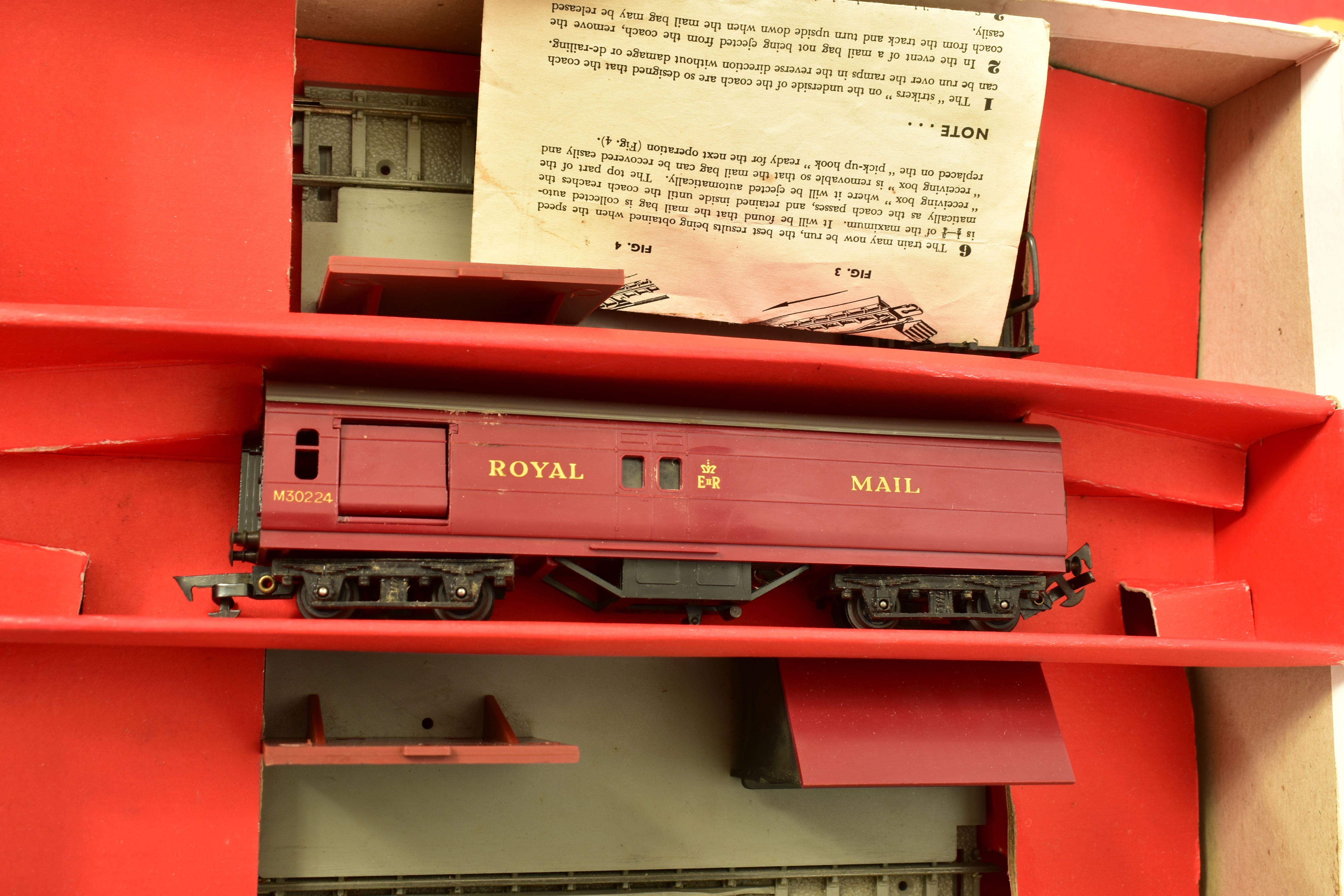 A QUANTITY OF BOXED TRI-ANG OO GAUGE MODEL RAILWAY ITEMS, to include R1X train set, comprising - Image 5 of 18