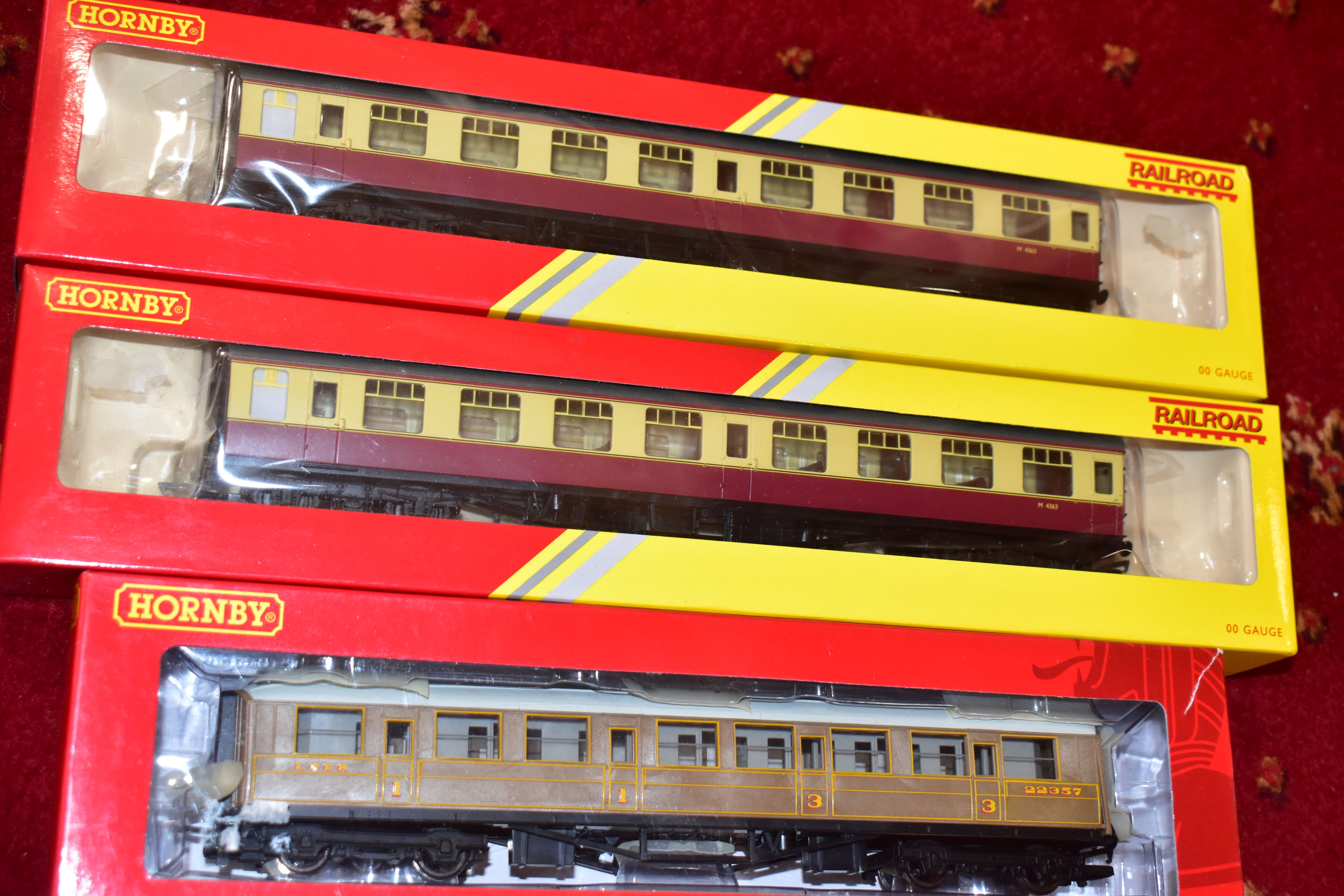 A QUANTITY OF BOXED HORNBY RAILWAYS OO GAUGE ROLLING STOCK AND LINESIDE ACCESSORIES, to include Rail - Image 8 of 23