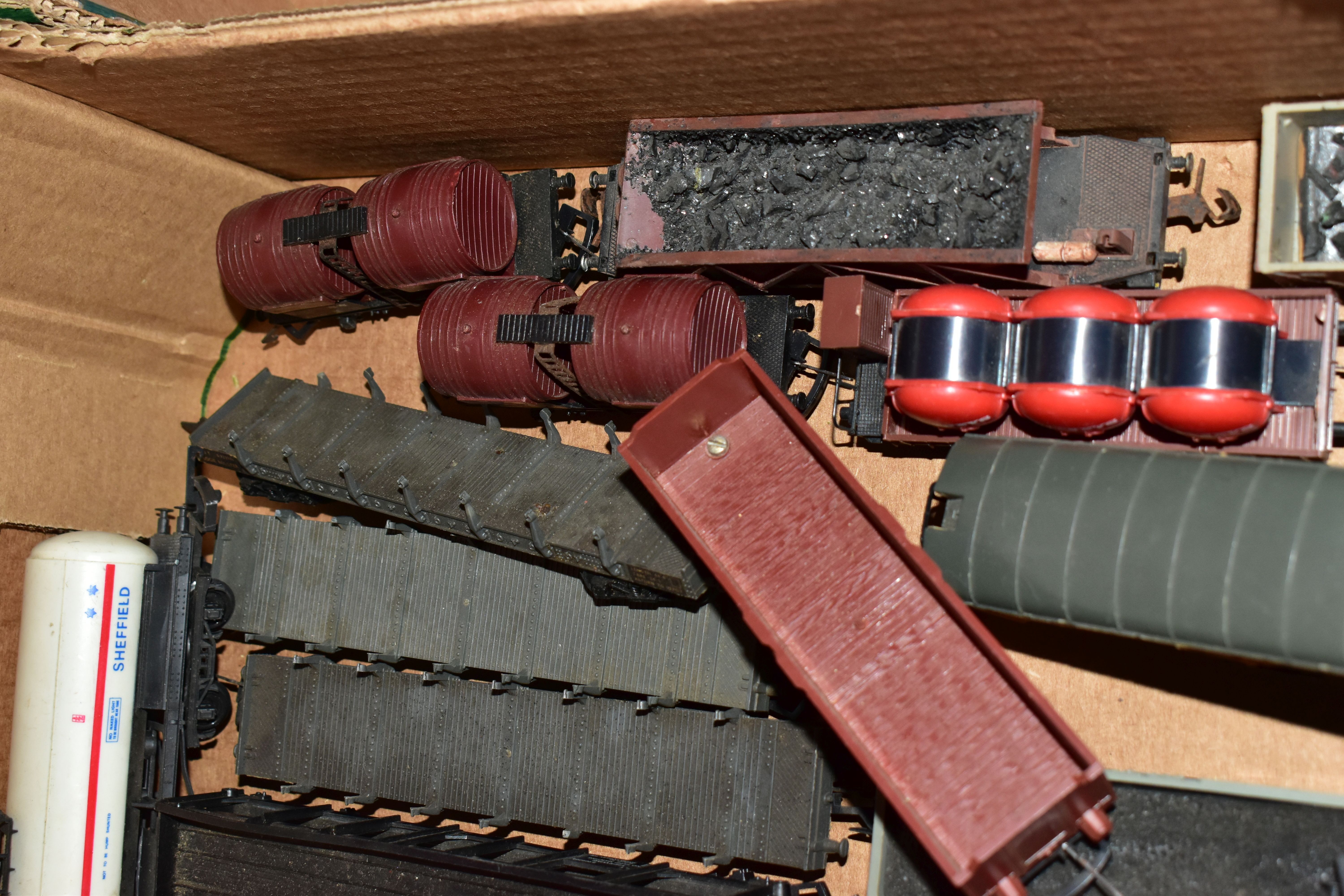 A QUANTITY OF UNBOXED AND ASSORTED OO & HO GAUGE ROLLING STOCK, assorted items to include, Mainline, - Image 15 of 15