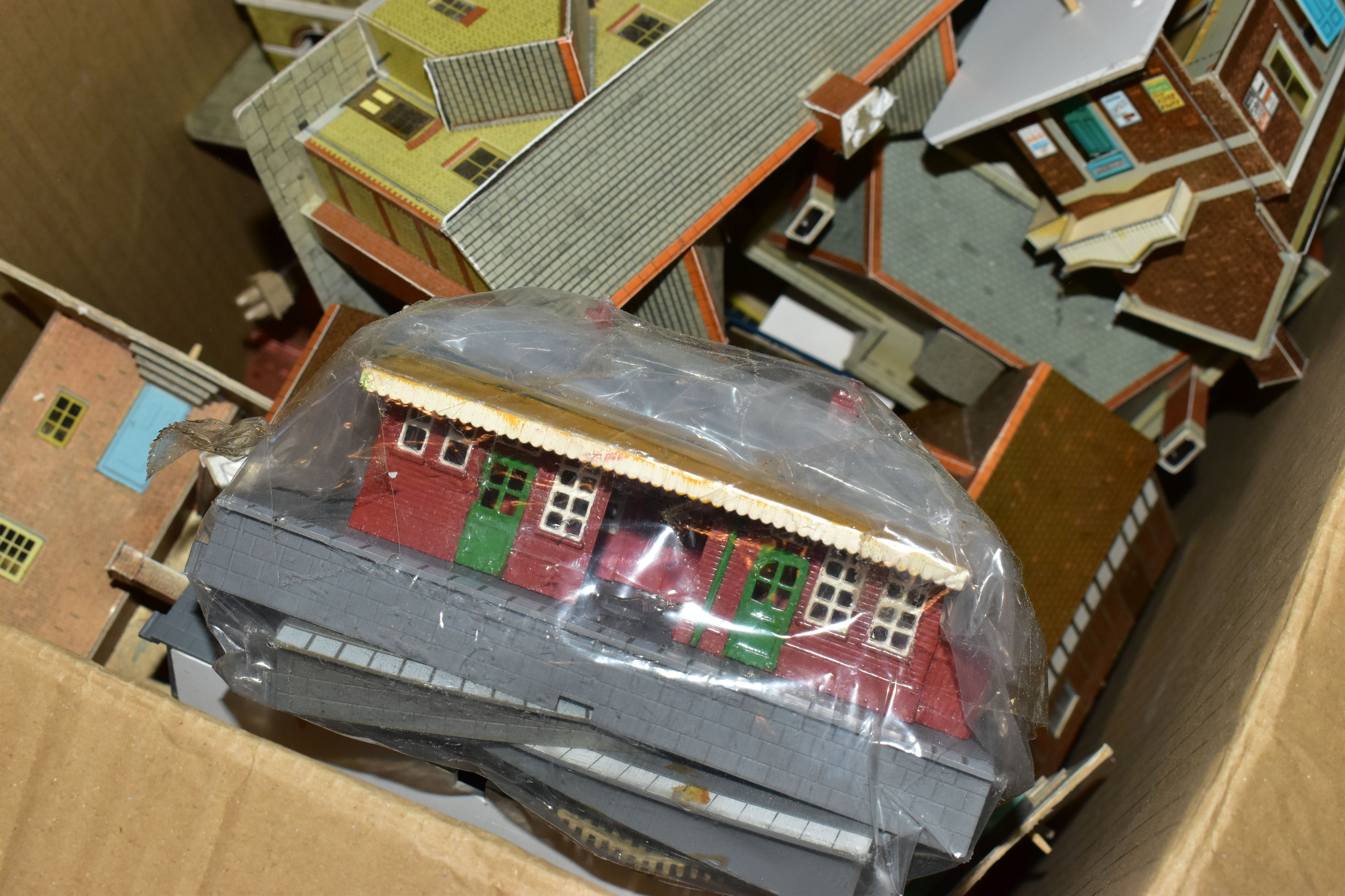 A QUANTITY OF CONSTRUCTED OO/HO GAUGE LINESIDE BUILDINGS, quantity of model railway and Hobbies - Image 9 of 14