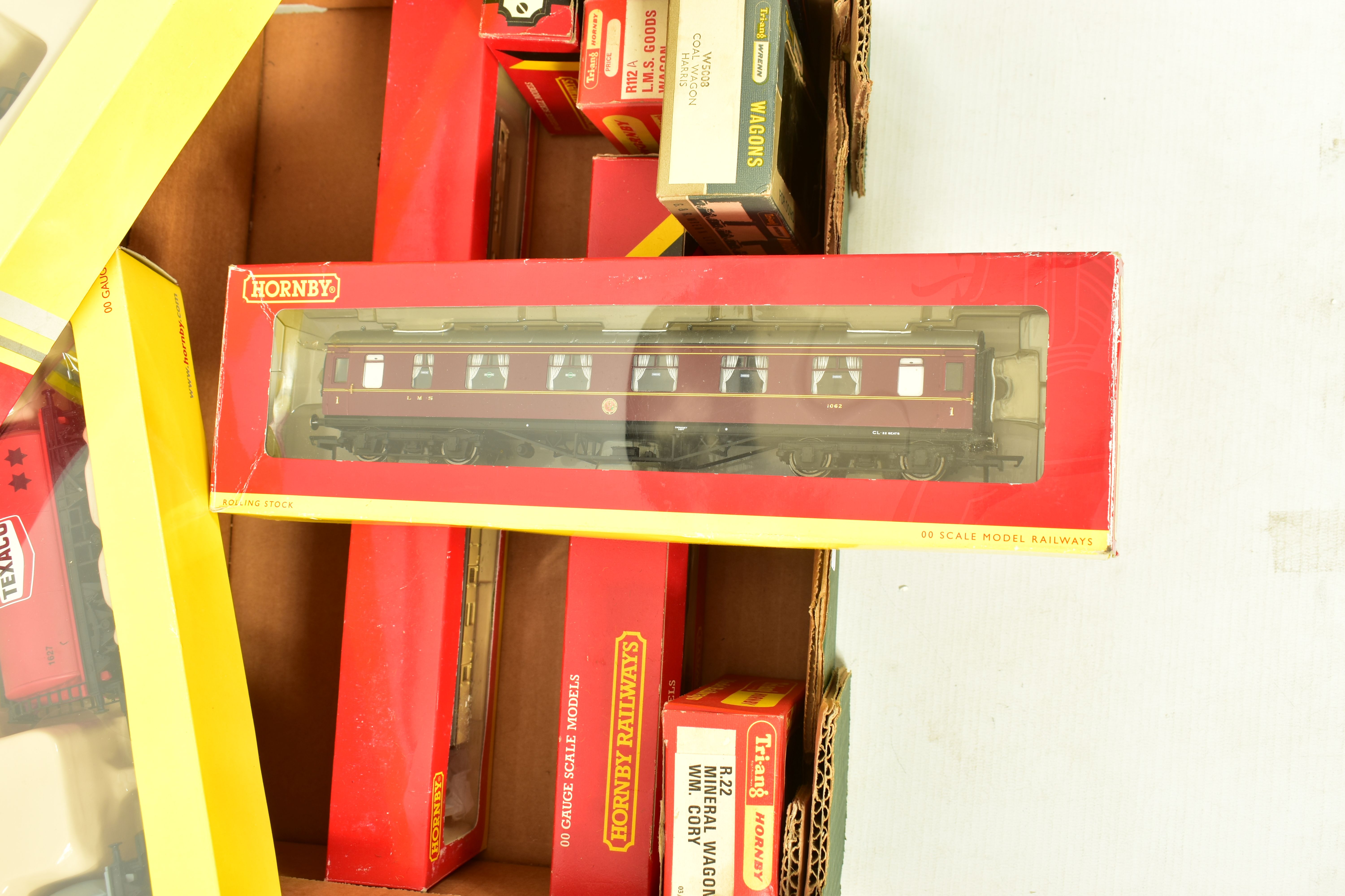 A QUANTITY OF BOXED ASSORTED OO GAUGE MODEL RAILWAY ROLLING STOCK, to include Tri-ang Wrenn, - Image 6 of 9