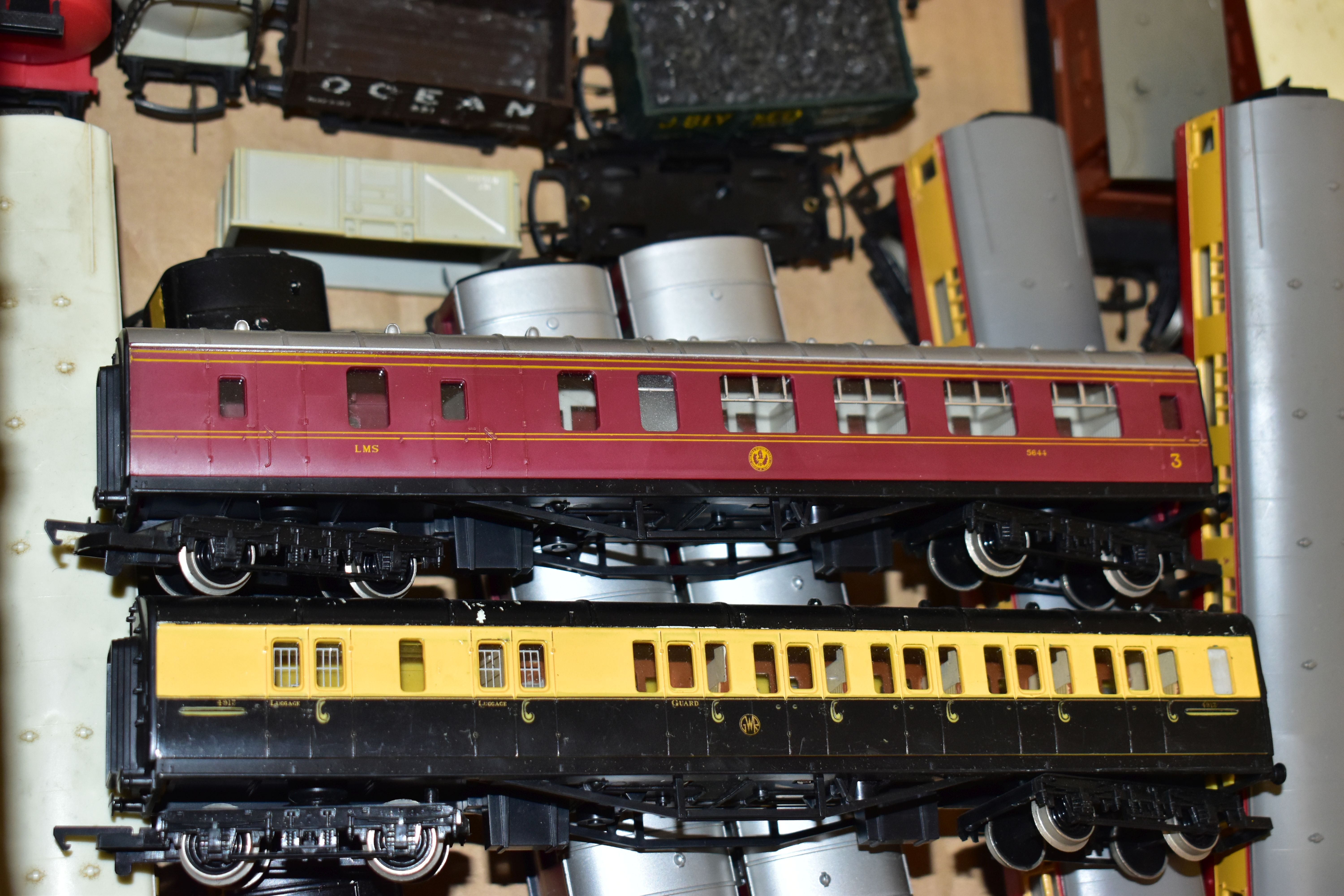 A QUANTITY OF UNBOXED AND ASSORTED OO GAUGE MODEL RAILWAY ROLLING STOCK AND BOXED AND UNBOXED - Image 6 of 24