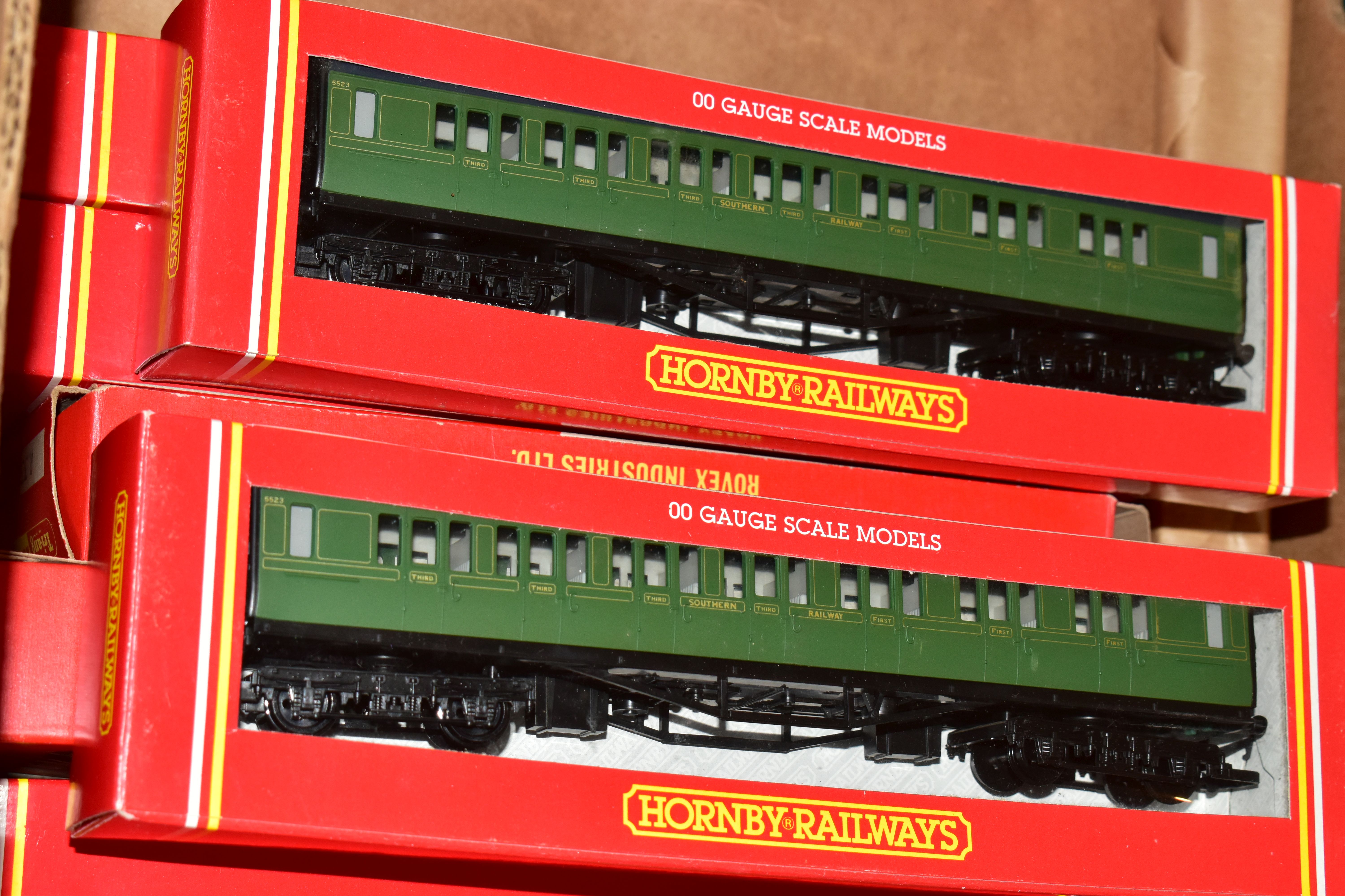 A QUANTITY OF MAINLY BOXED OO GAUGE MODEL RAILWAY ROLLING STOCK, to include boxed Tri-ang Wrenn - Image 3 of 14