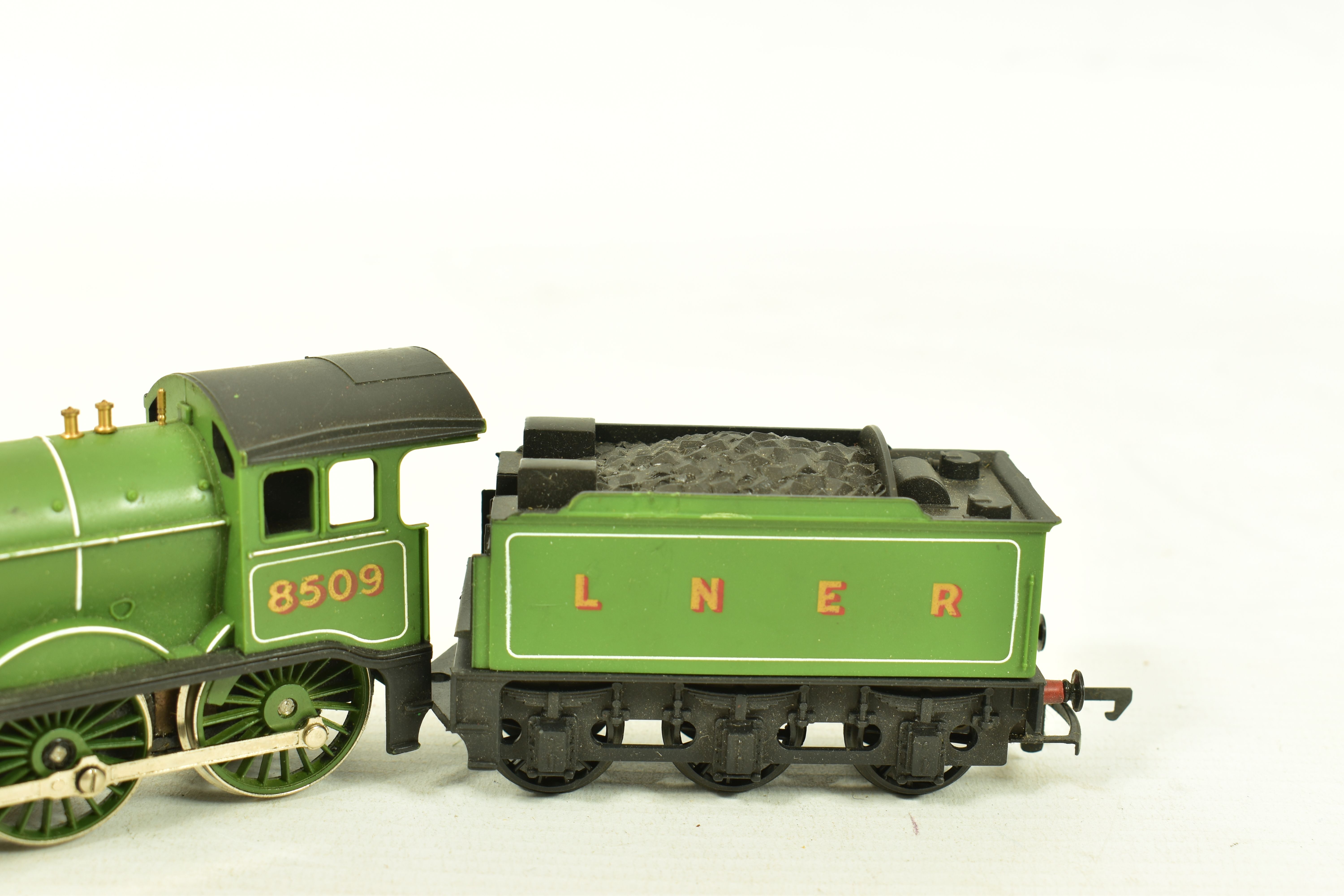 FOUR BOXED HORNBY RAILWAYS OO GAUGE LOCOMOTIVES OF L.N.E.R. ORIGIN, 'Shire/Hunt' class 'Cheshire' - Image 3 of 10
