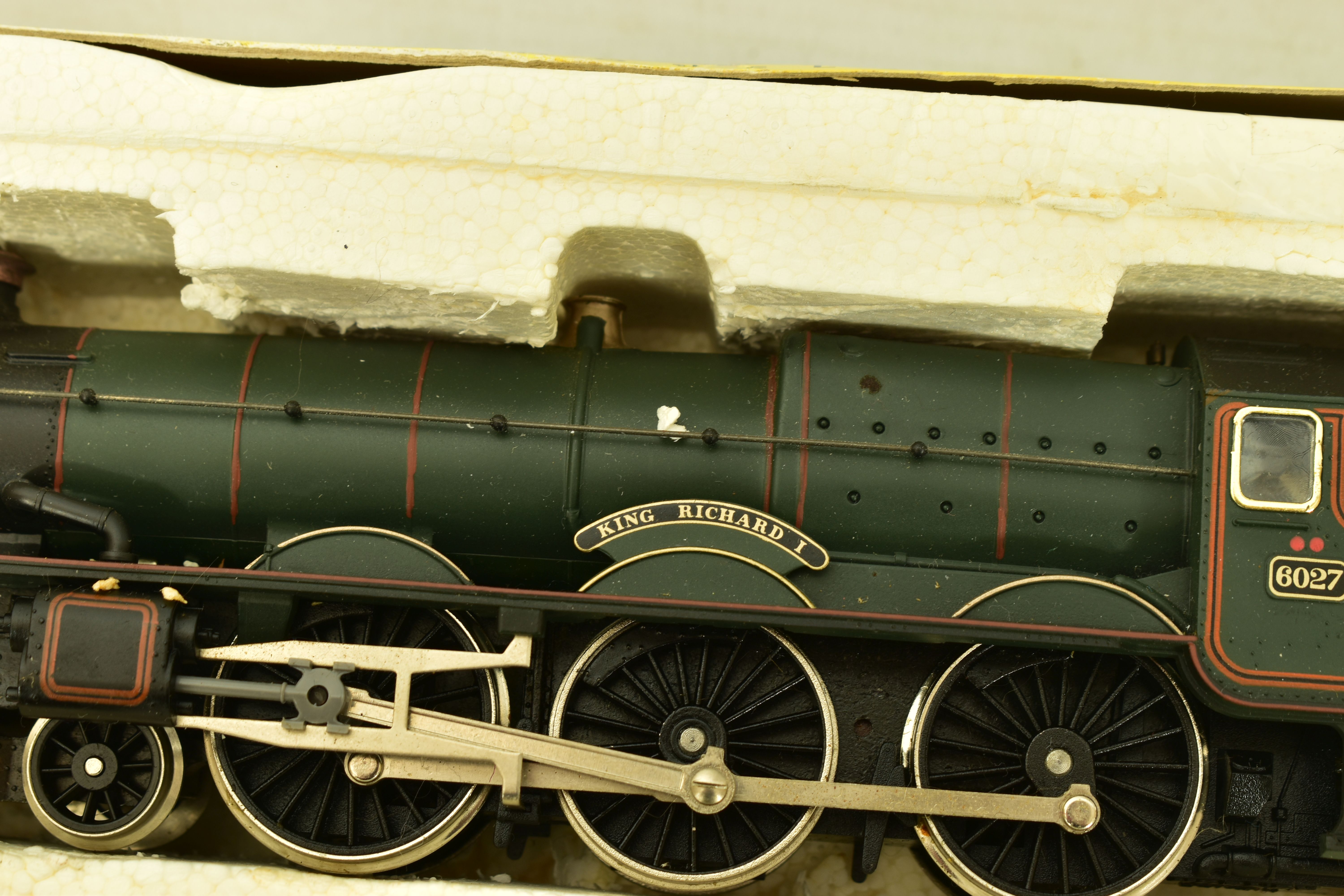 A PART BOXED HORNBY RAILWAYS OO GAUGE TORBAY EXPRESS TRAIN PACK, comprising King class locomotive ' - Image 13 of 13