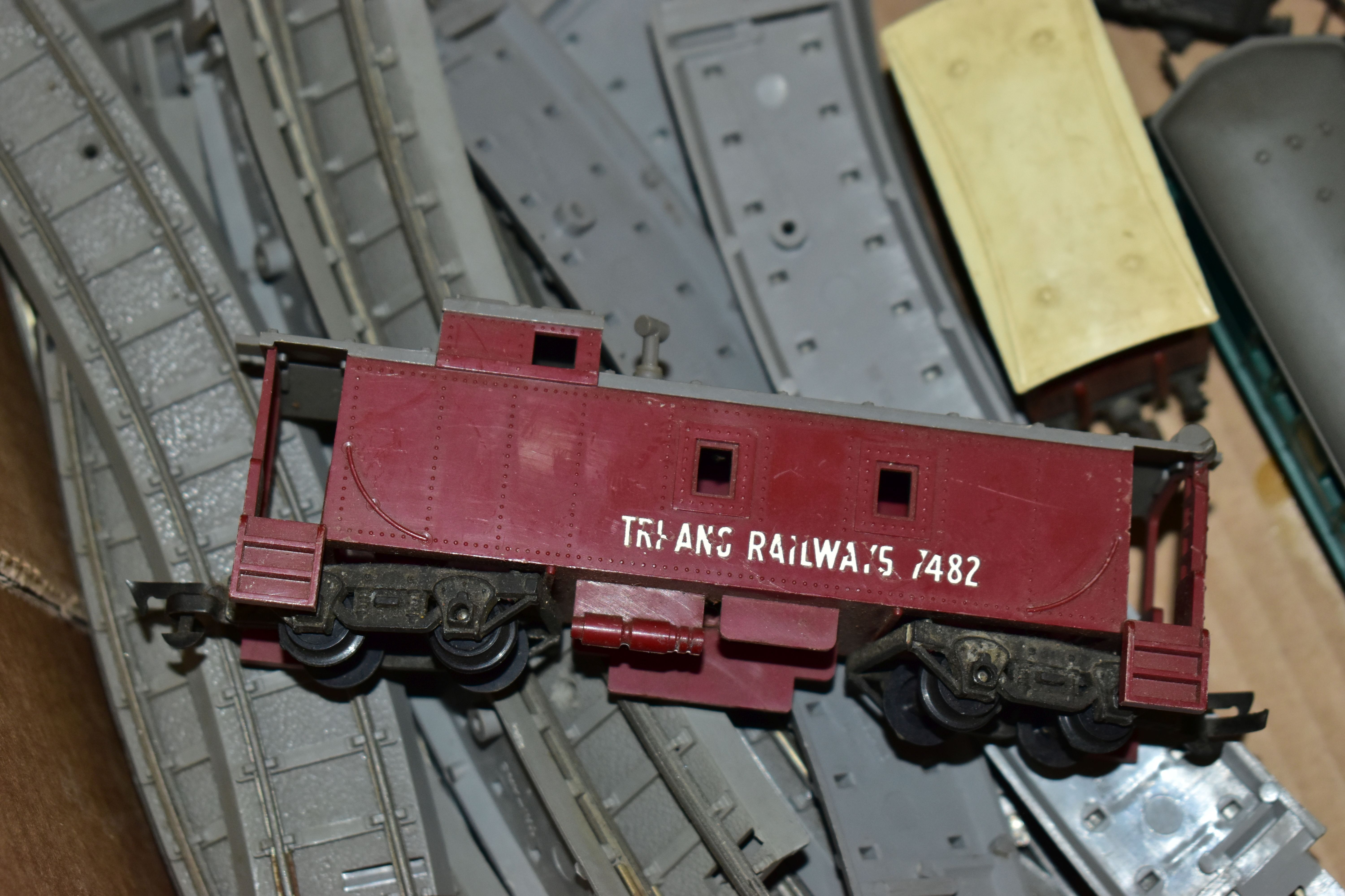 AN UNBOXED TRI-ANG RAILWAYS OO GAUGE CLASS 4-SUB TWO CAR E.M.U., No.S1052S and S1057S, version - Image 7 of 10