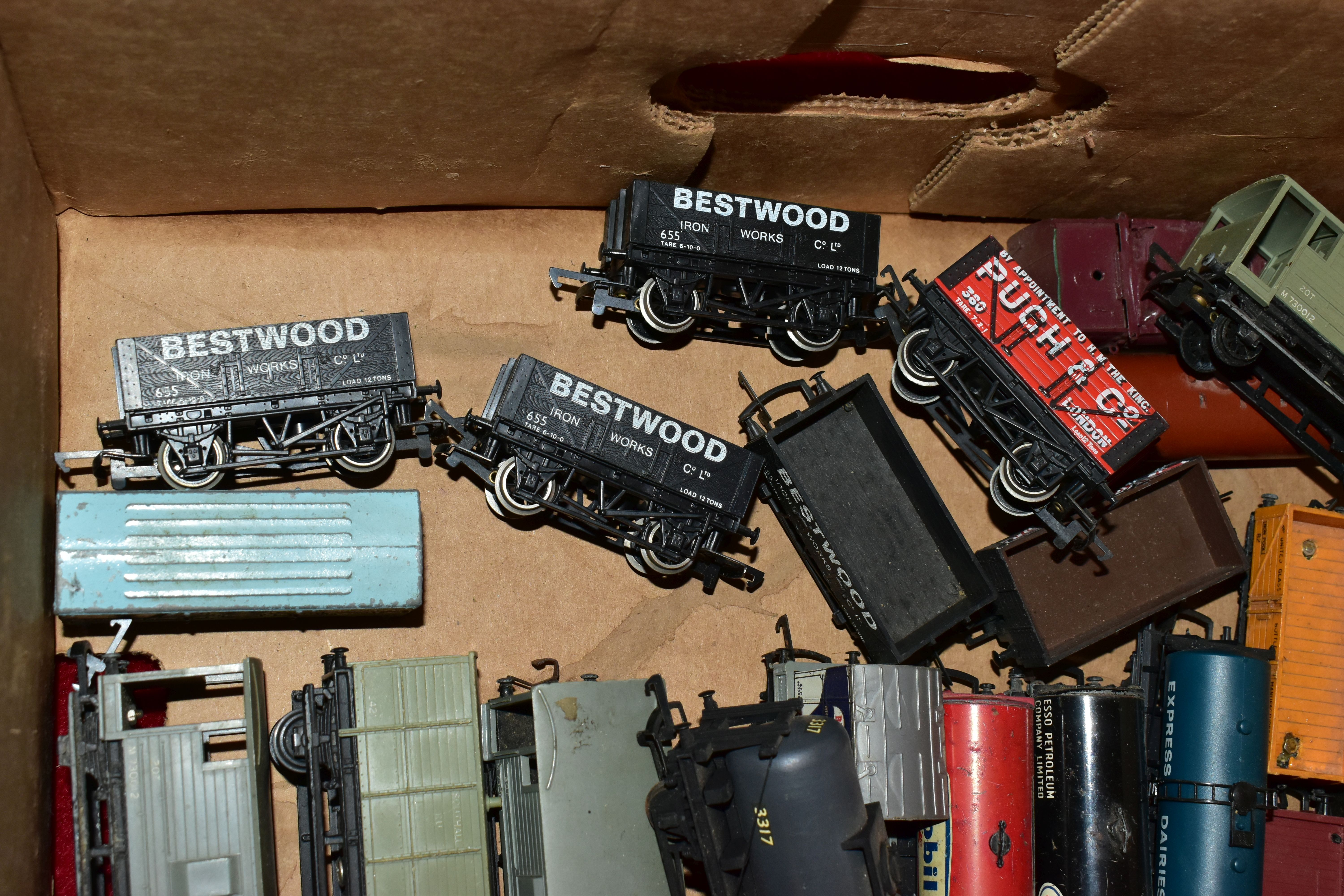 A QUANTITY OF UNBOXED AND ASSORTED OO & HO GAUGE ROLLING STOCK, assorted items to include, Hornby - Image 13 of 19