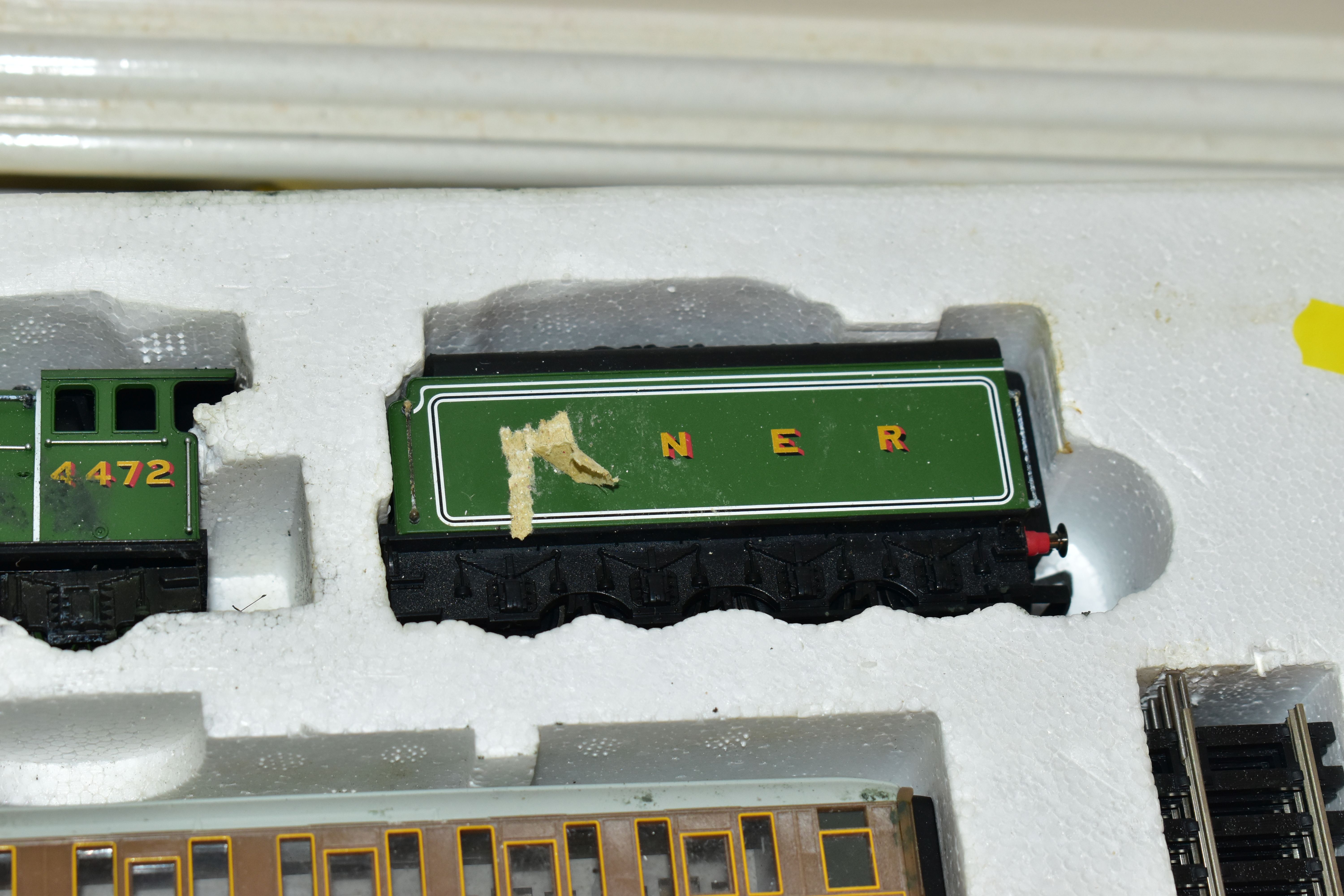 A BOXED HORNBY RAILWAYS OO GAUGE FLYING SCOTSMAN TRAIN SET, No.R1039, comprising said class A3 - Image 7 of 11