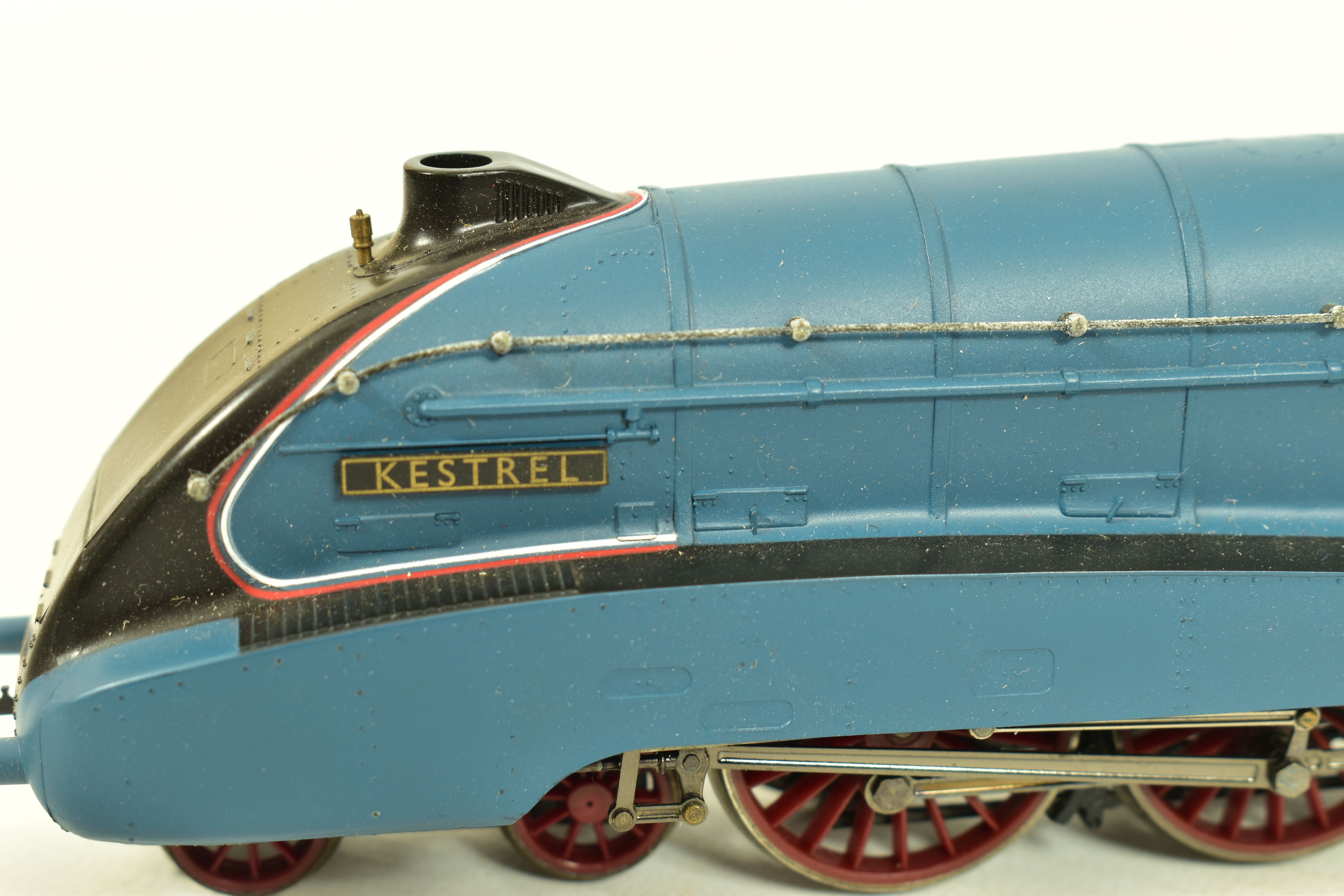 THREE BOXED HORNBY OO GAUGE LOCOMOTIVES OF L.N.E.R. ORIGIN, class B17 'Manchester United' No. - Image 3 of 10
