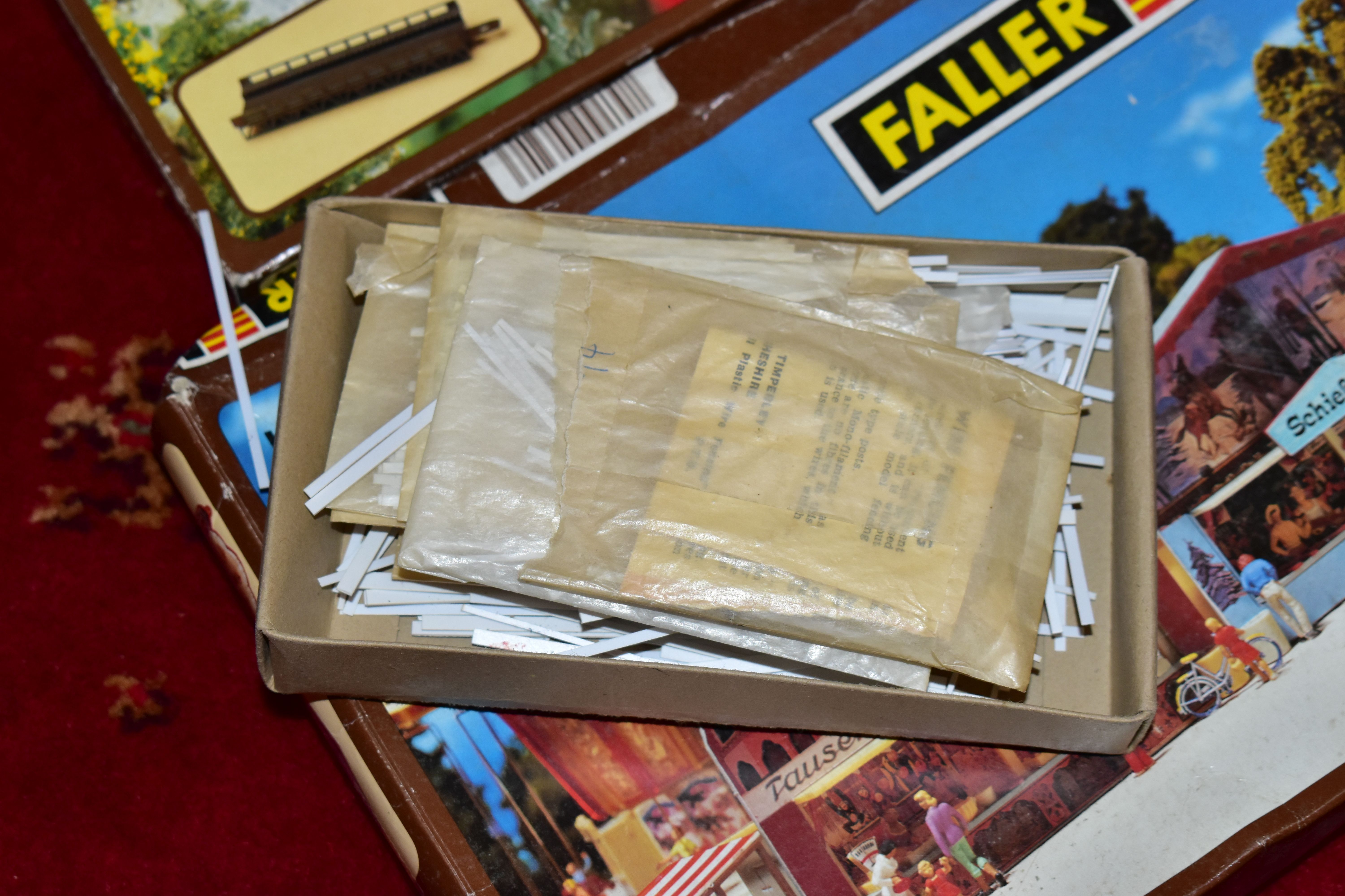 A QUANTITY OF ASSORTED BOXED AND UNBOXED OO AND HO GAUGE LINESIDE AND SCENIC ACCESSORIES, to - Image 3 of 5