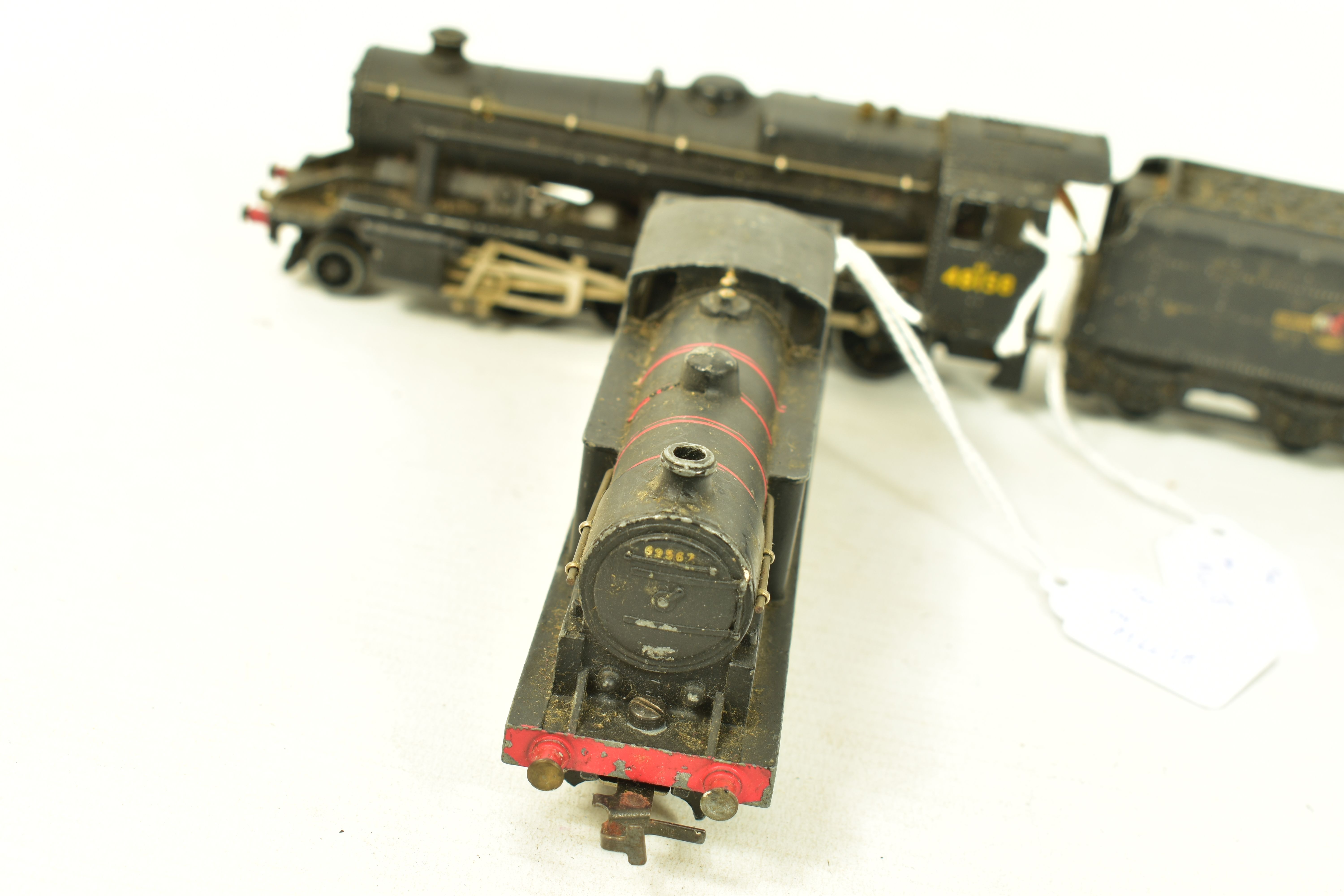 AN UNBOXED HORNBY DUBLO CLASS 8F LOCOMOTIVE AND TENDER, No.48158, B.R. black livery (LT25/3225), - Image 3 of 9